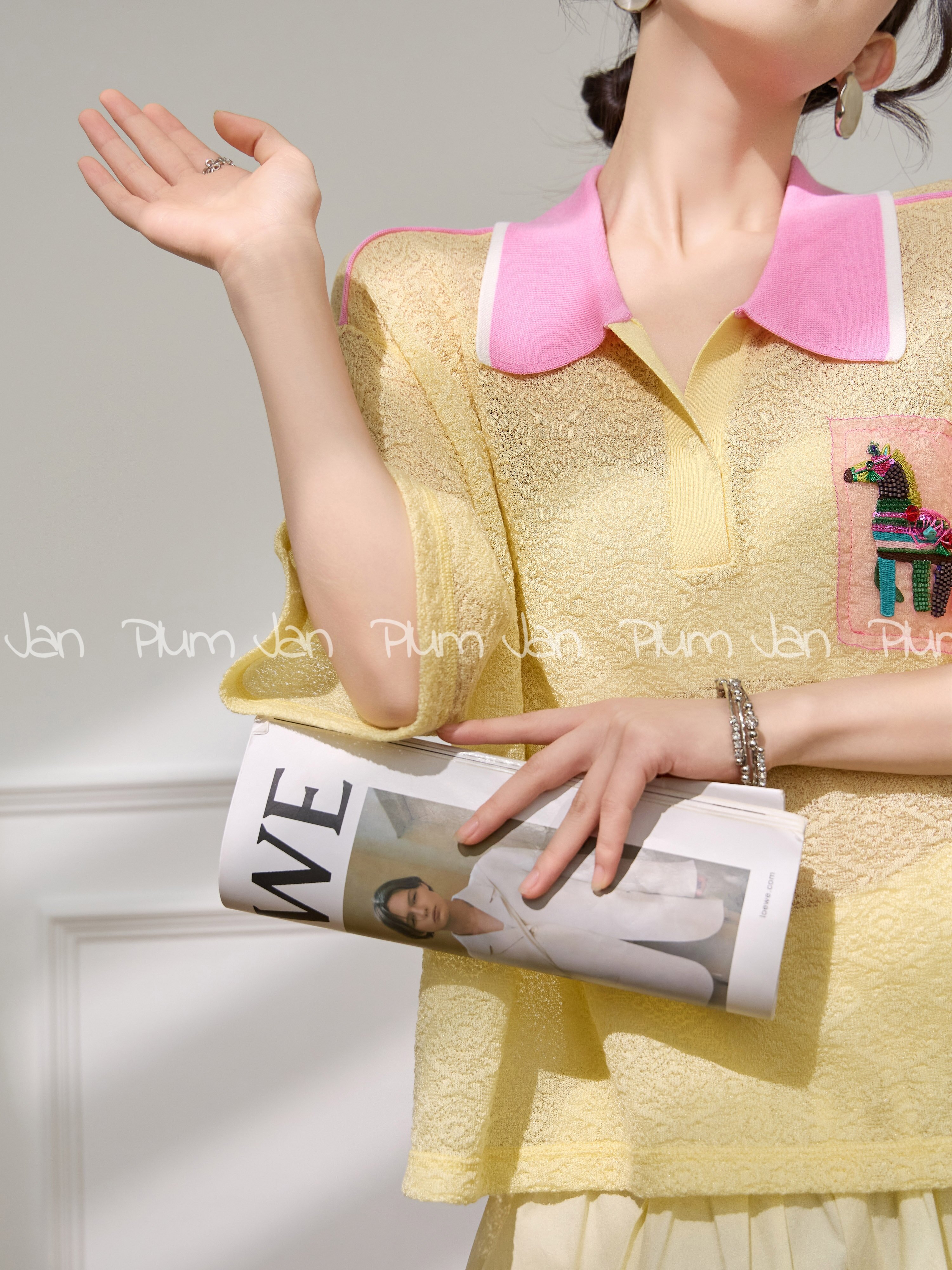 PlumJan | Loose Fit Color-block Polo Knit Shirt for Women ราคา 6,397,870 บาท*ส่งฟรี