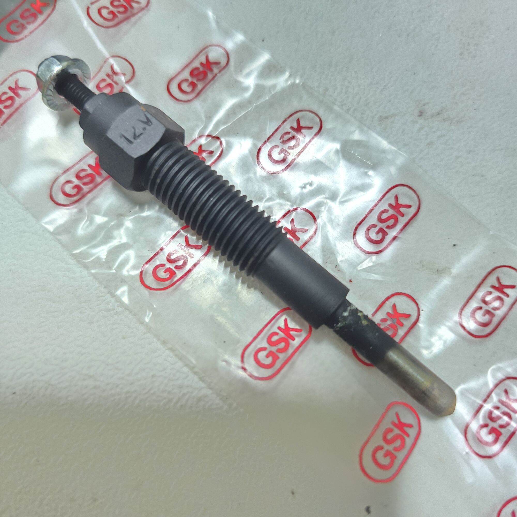 Mazda Glow Plug Gsk Mazda B2200 S2, Bongo <Genuine> Gsk Pz-30 12V 1358-18140. - Used as a Burner Head for Cars, Mazda B2200 S2, Bongo. - Resistant to Heat ราคา 100 บาท*ส่งฟรี