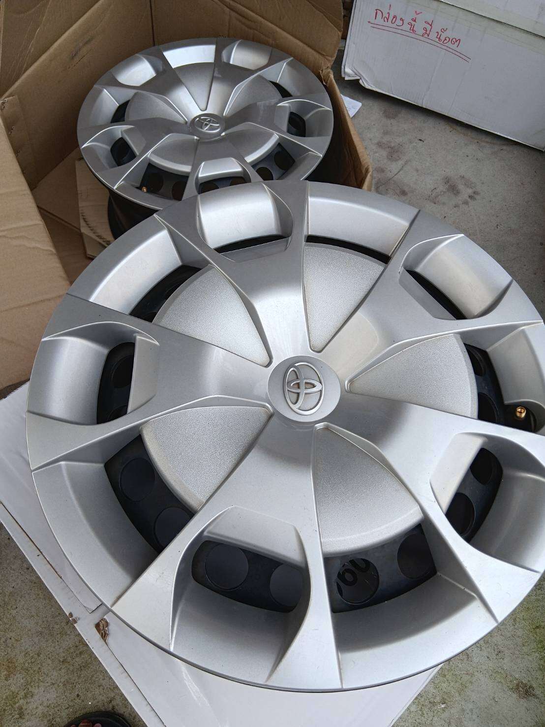 New Model Toyota Commuter Van Alloy Wheels, Removed from a Red Label Vehicle, Complete Set of Accessories. ราคา 2,200 บาท*ส่งฟรี