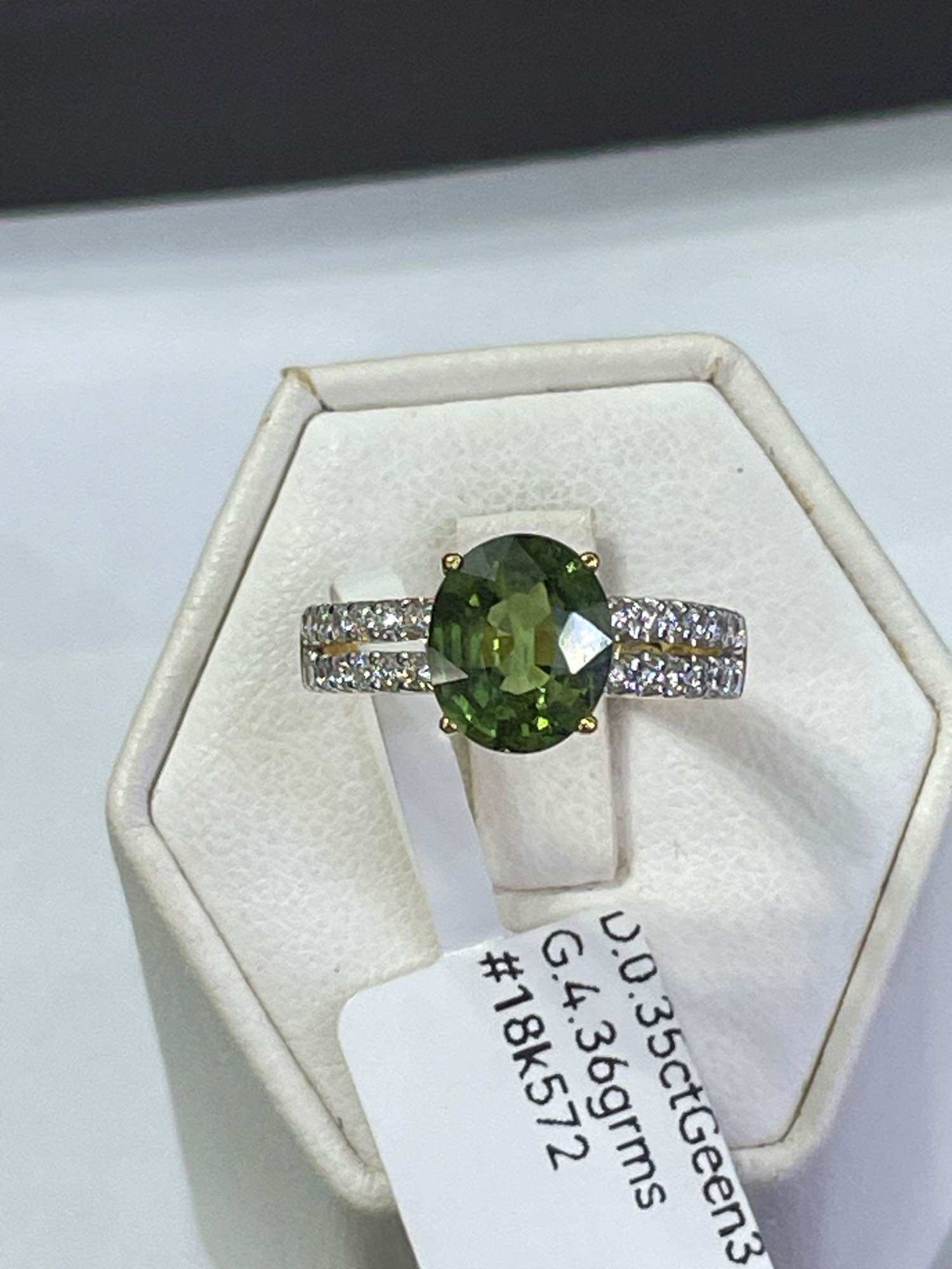 แหวนทองคำ 18k(750) น้ำหนัก 4.36 กรัม ตรงกลางเป็นพลอยมรกตบางกะจะธรรมชาติทรงรี 3.06 กะรัต เพชรแท้ธรรมชาติ 0.35 กะรัต แหวนไซส์52 ราคา 54,500 บาท*ส่งฟรี