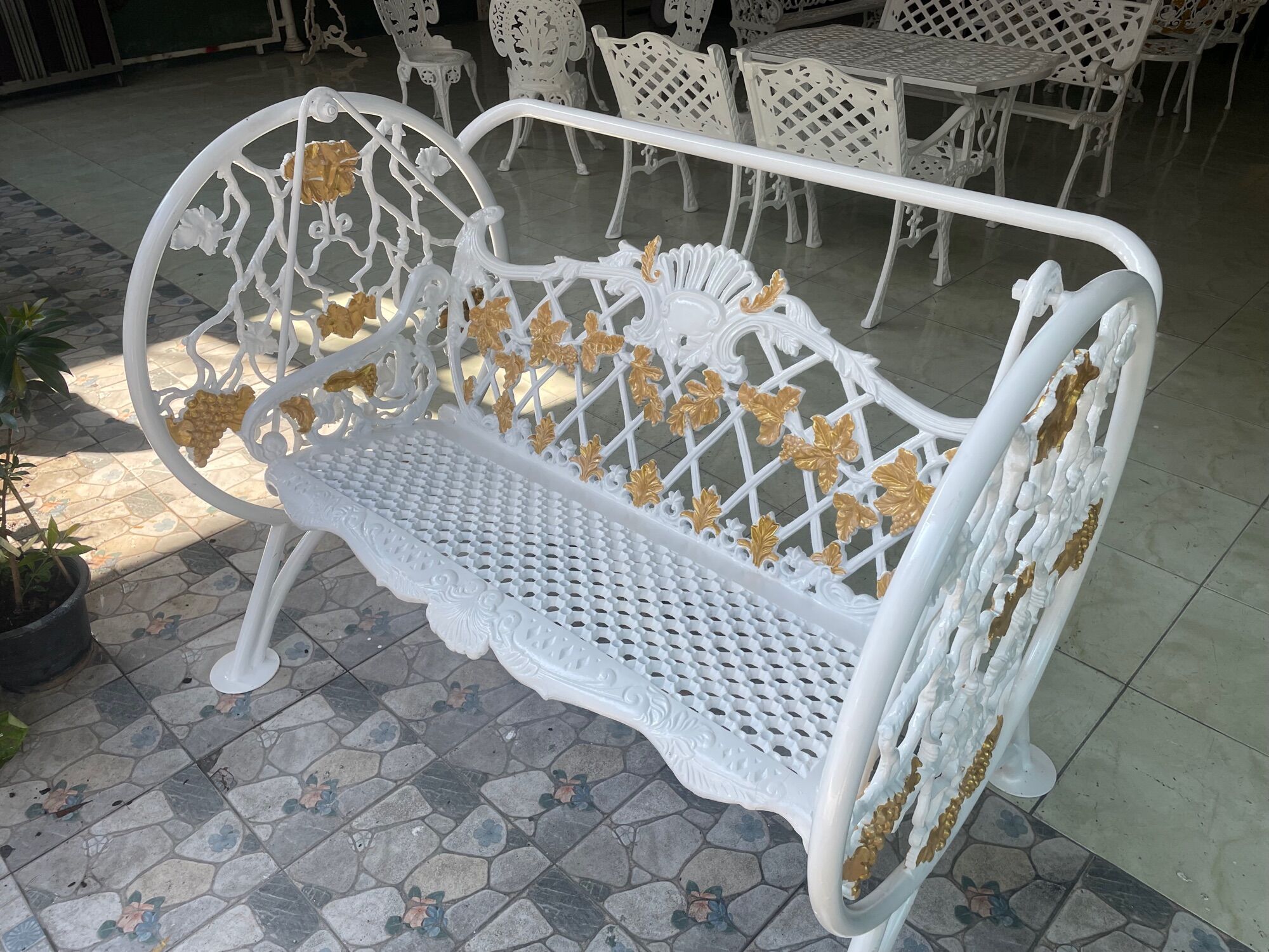 ชิงช้าอัลลอยด์ สีขาวเขียนทอง ตกแต่งสวนอังกฤษ ราคา 19,745 บาท*ส่งฟรี