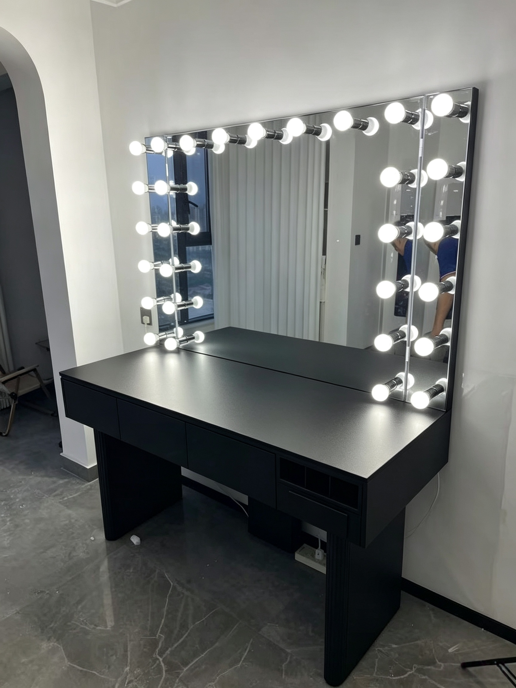 Professional Use Makeup Vanity Stainless Steel Lighted Mirror ราคา 13,186 บาท*ส่งฟรี