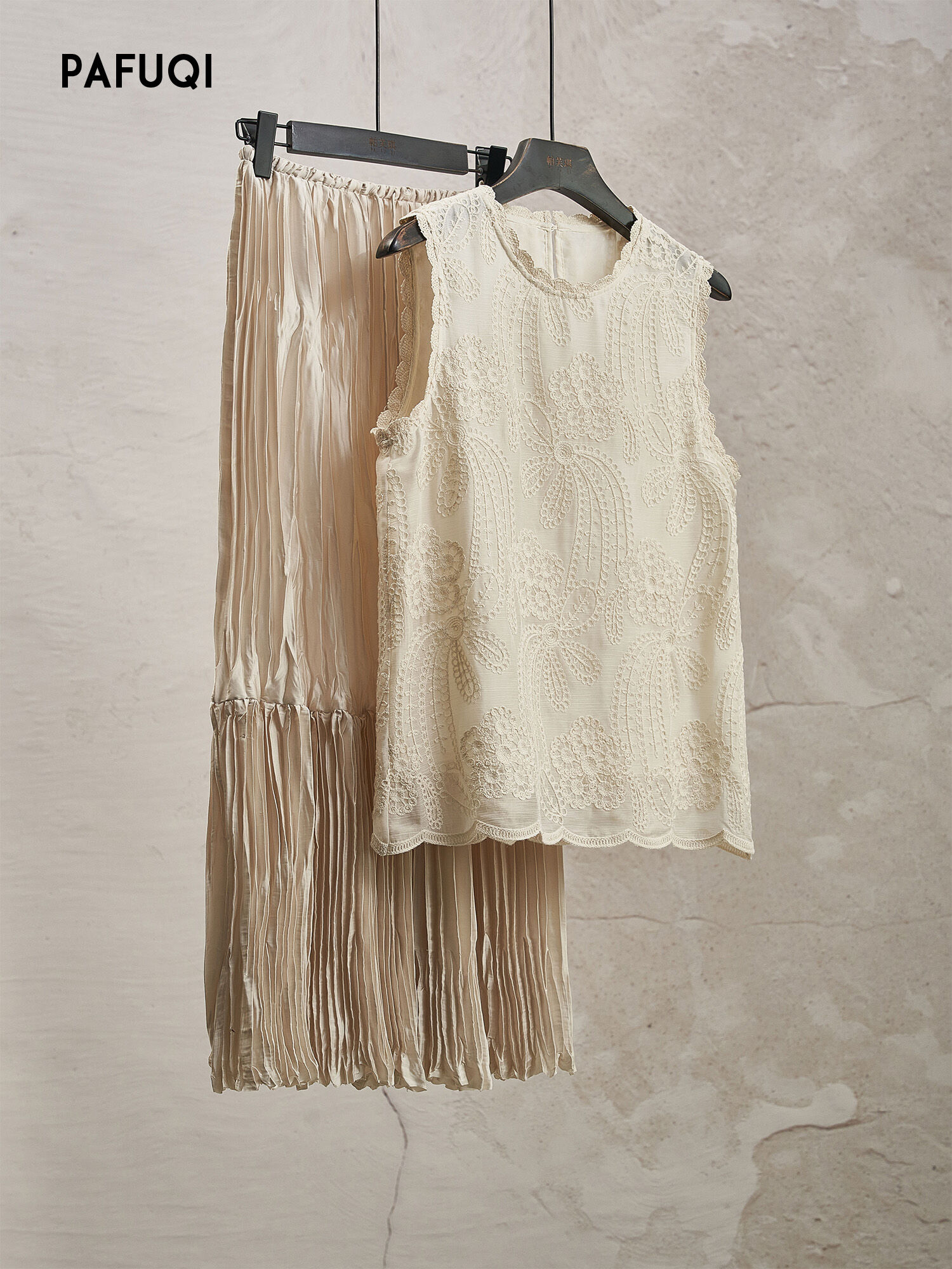 PAFUQI | Elegant French Vintage Sleeveless Lace Set ราคา 643,295 บาท*ส่งฟรี