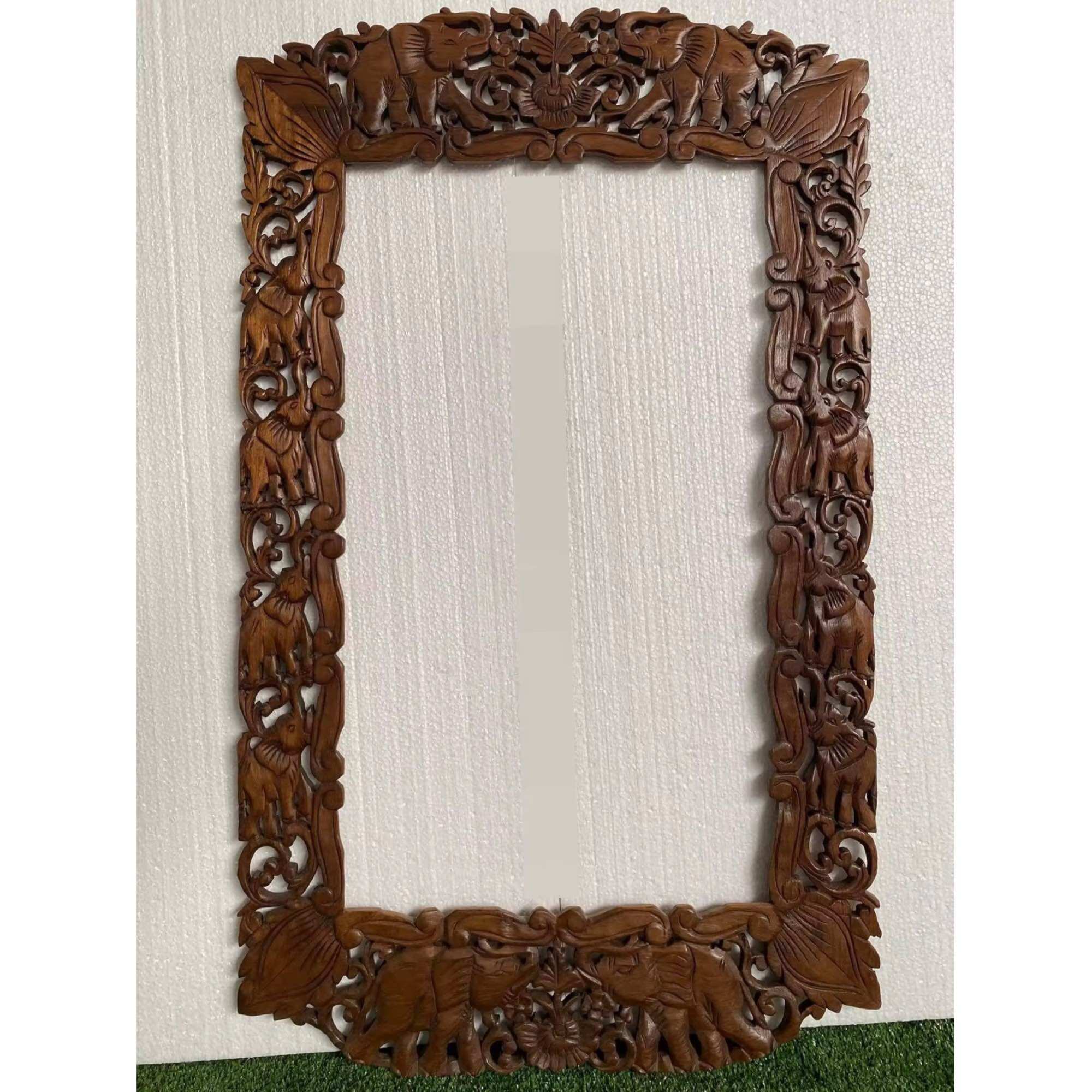 มี 2 สี กระจกลายไทย (ขนาดใหญ่) กระจกวินเทจ สูง 100 x กว้าง 60 cm. กรอบหลุยส์ กระจกติดผนัง กระจกไม้แกะสลัก ทำจากไม้สัก