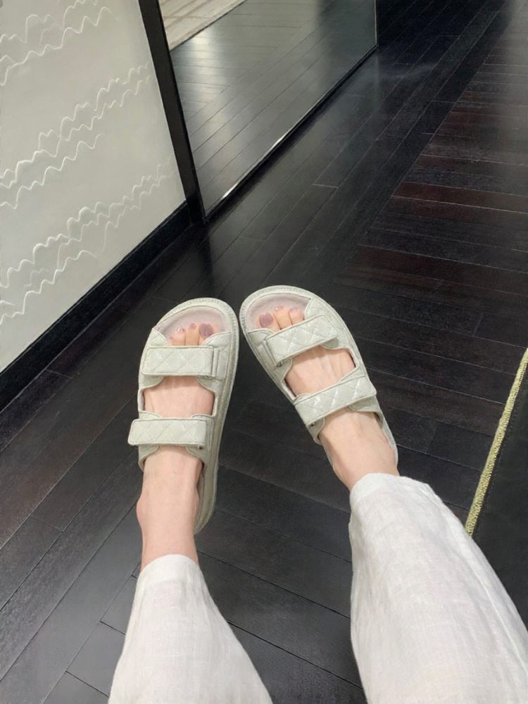 Lazy Magic Tape Double Strap Diamond Versatile Thick Sole Sandals ราคา 3,606 บาท*ส่งฟรี