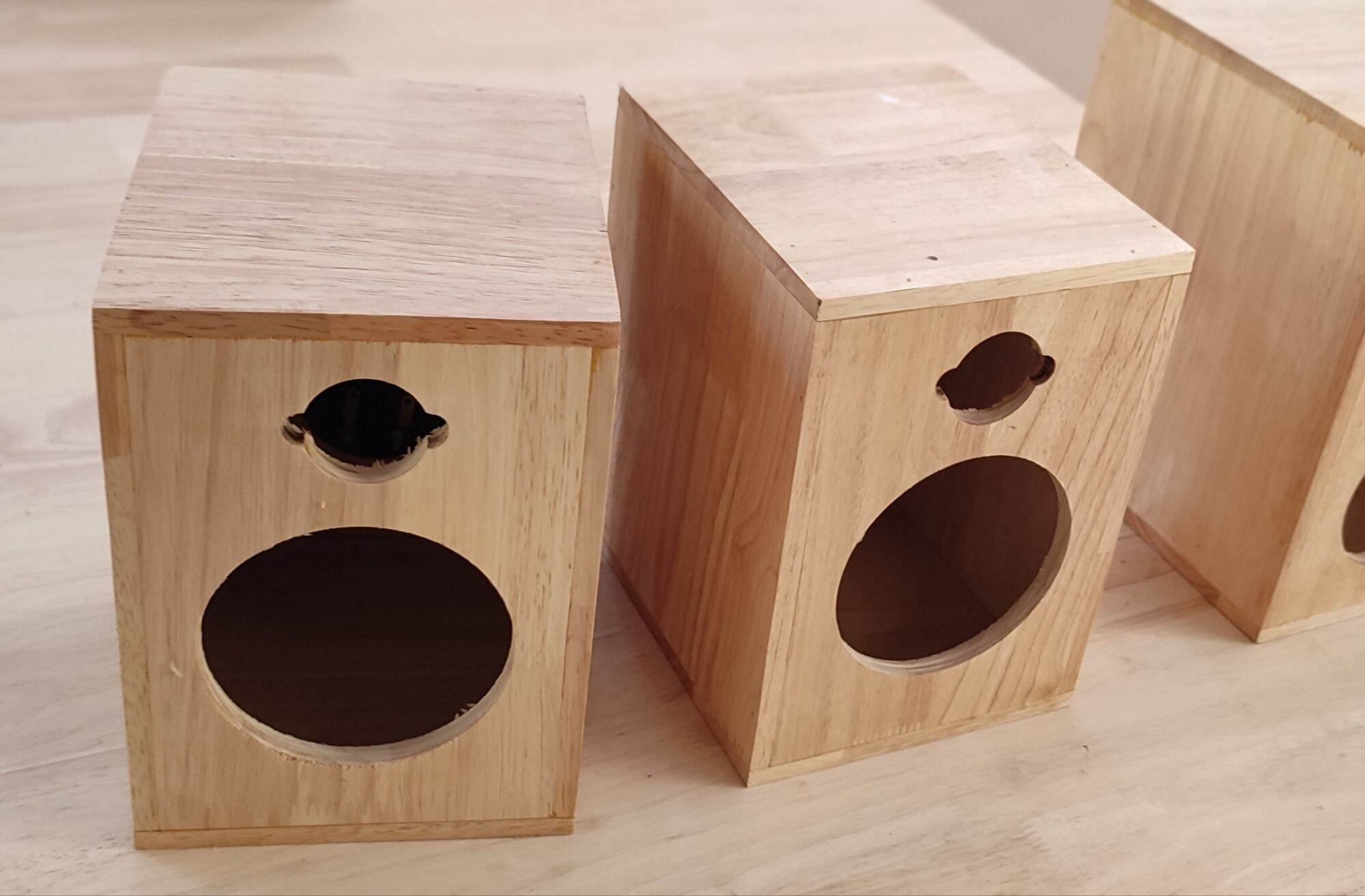 ตู้ลำโพงเปล่า4นิ้วทุ้มเสียงเเหลม2นิ้วHKไม้จริงยางพาราประสาน9มิลราคา2ใบส่งฟรี