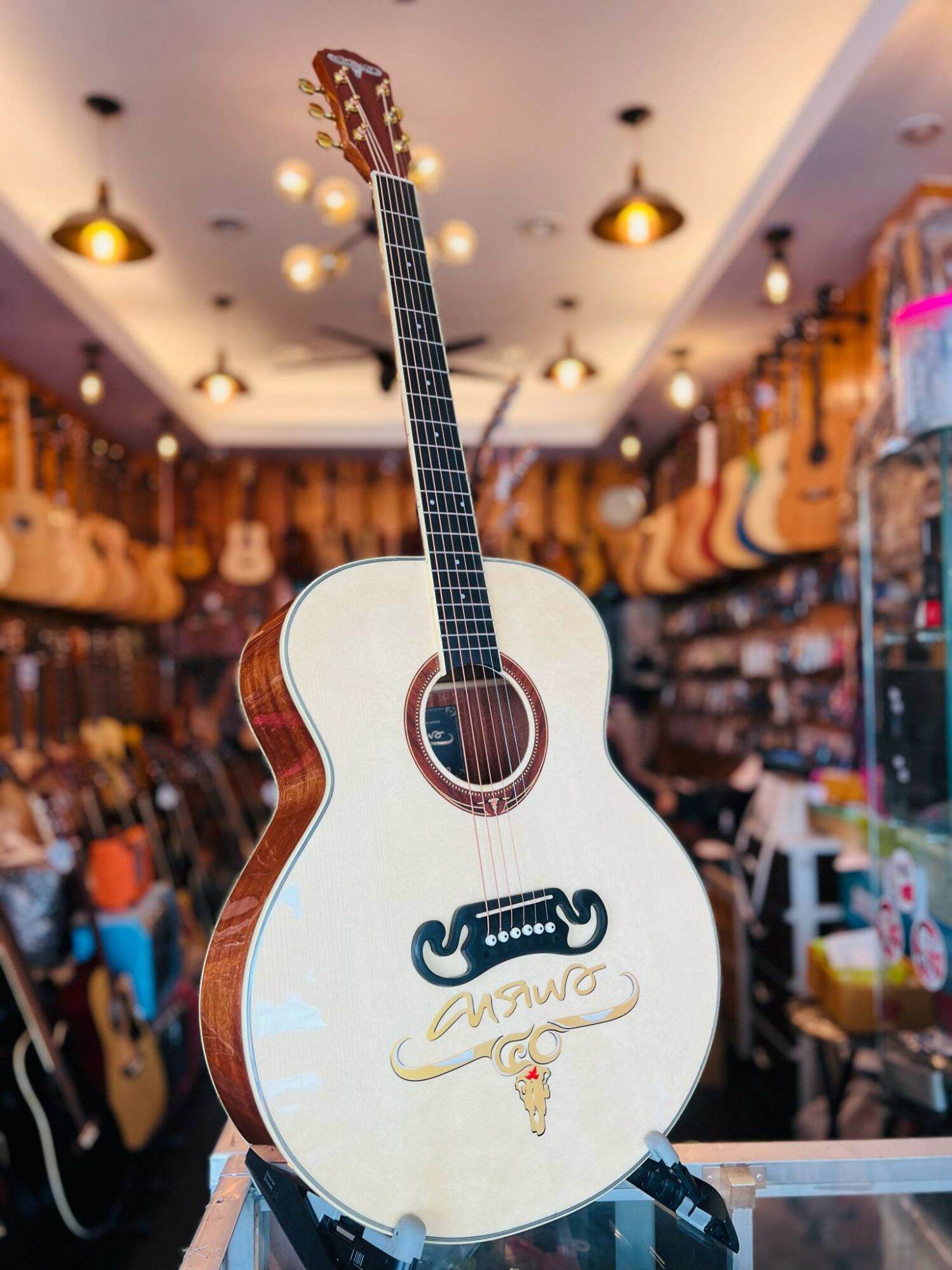 Carabao Anniversary 40 Years Acoustic Guitar, Glossy Wood Finish, Black, Sunburst Color, Jumbo Shape, Full Size 42 Inches, Carabao Anniversary 40 Years Acoustic Guitar, Comes with One Set of Strings and Three Picks. ราคา 4,899 บาท*ส่งฟรี