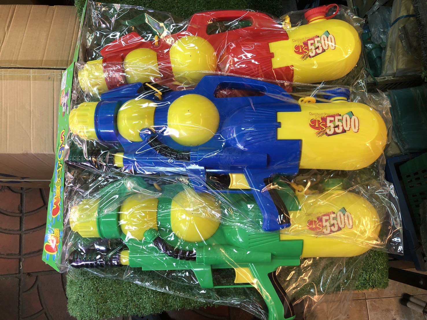 ปืนฉีดน้ำ ปั๊มลมยิงไกล มี3สี ขนาด58เซนฯ รุ่น 5500 มีสายสะพาย จุน้ำ1800ml ราคา 749 บาท*ส่งฟรี