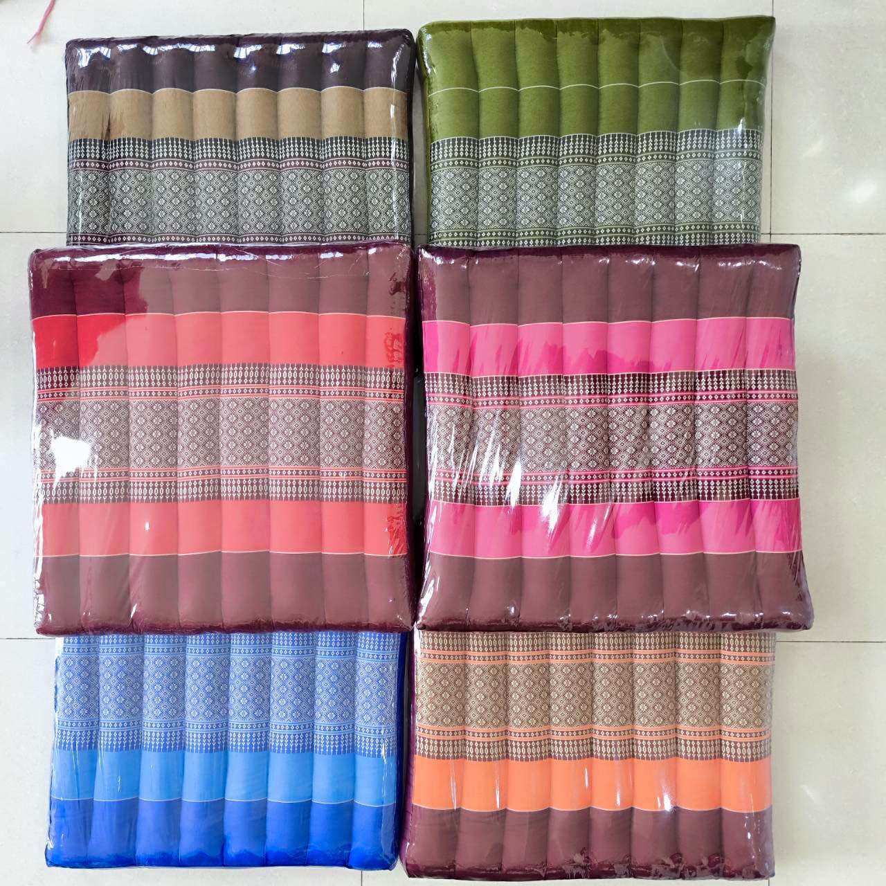 เบาะรองนั่งใหญ่ (สนา)ใหญ่ยัดหนุ่น 100%ทอลายขิตลายดั้งเดิม ขนาดกว้าง 50ยาว50 หนา 7 ซม. สามารถนั่งได้ทั้งเด็กและผู้ใหญ่