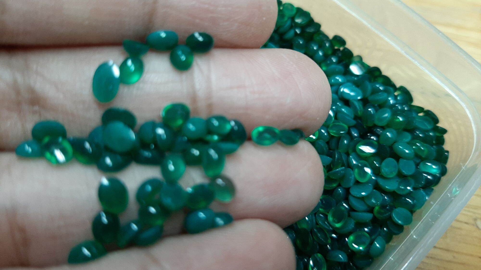 Natural green onyx size 4x3mm cabochan 10 pcs โมราสีเขียว