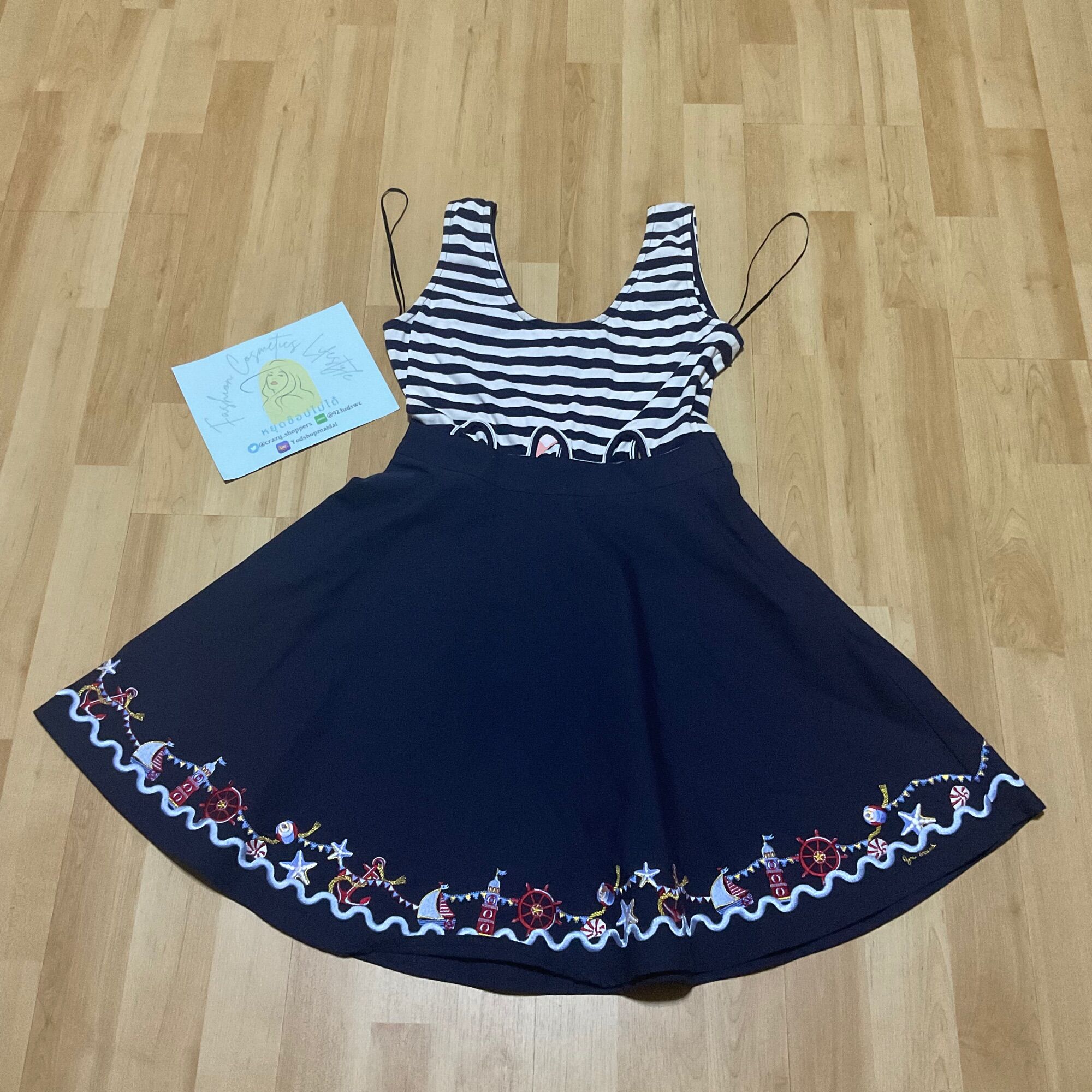 Lyn Around Navy Dress เดรสสั้น แขนกุด ลายกะลาสี ทะเล - ยี่ห้อ Lyn around ราคา 4,290 บาท*ส่งฟรี
