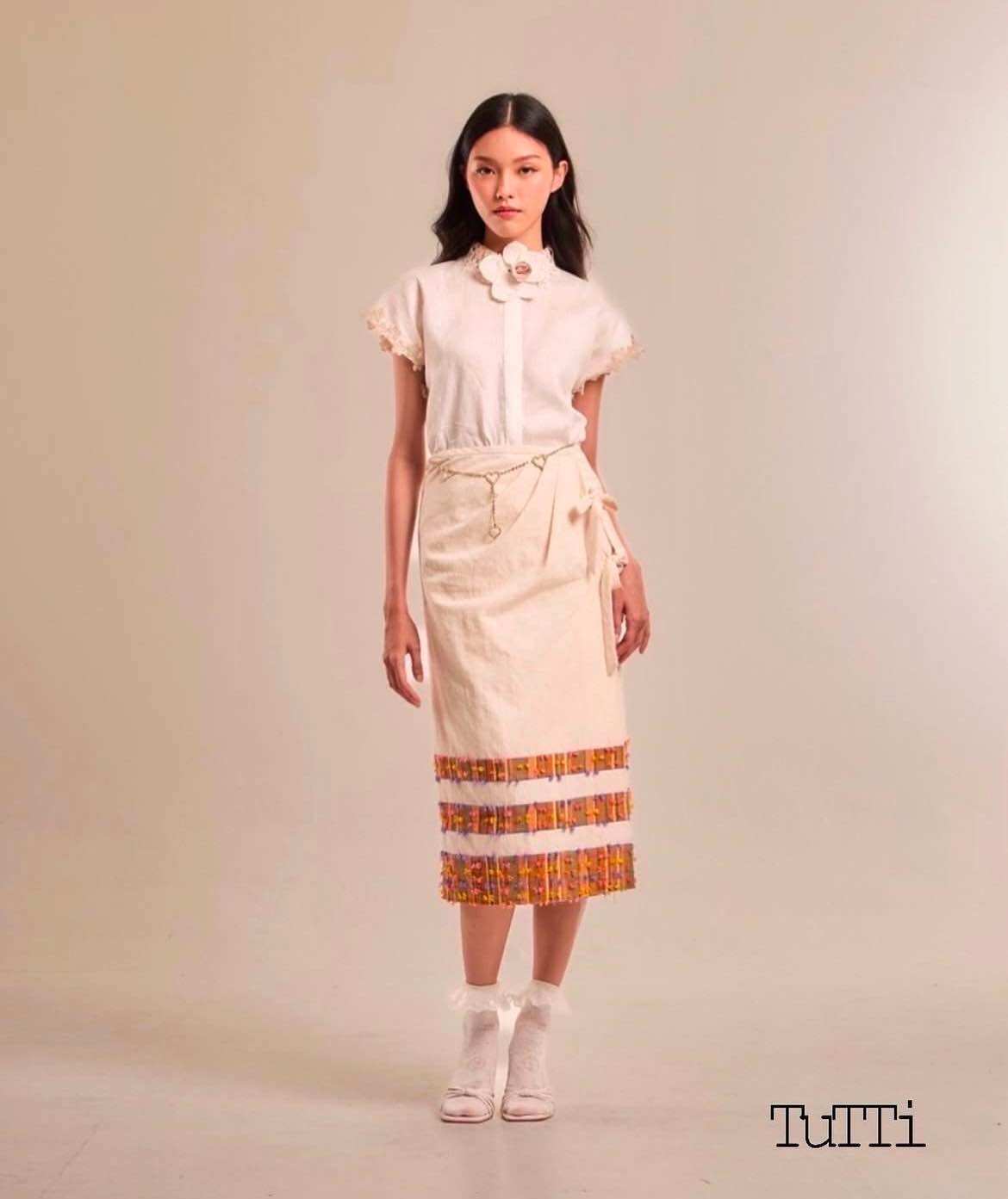 TuTTi AW 24 Chuanchom cotton skirt กระโปรงทรงป้าย ทำจากผ่้ายลินินสีครีม มีดีเทลลายคาดทำจากผ้าฝ้ายทอมือสีส้ม จากจังหวัดอุดรธานี พร้อมเพิ่ง ลูกเล่นโบว์ผูกด้านข้าง เสื้อผ้าแฟชั่นสตรี ราคา 1,990 บาท*ส่งฟรี