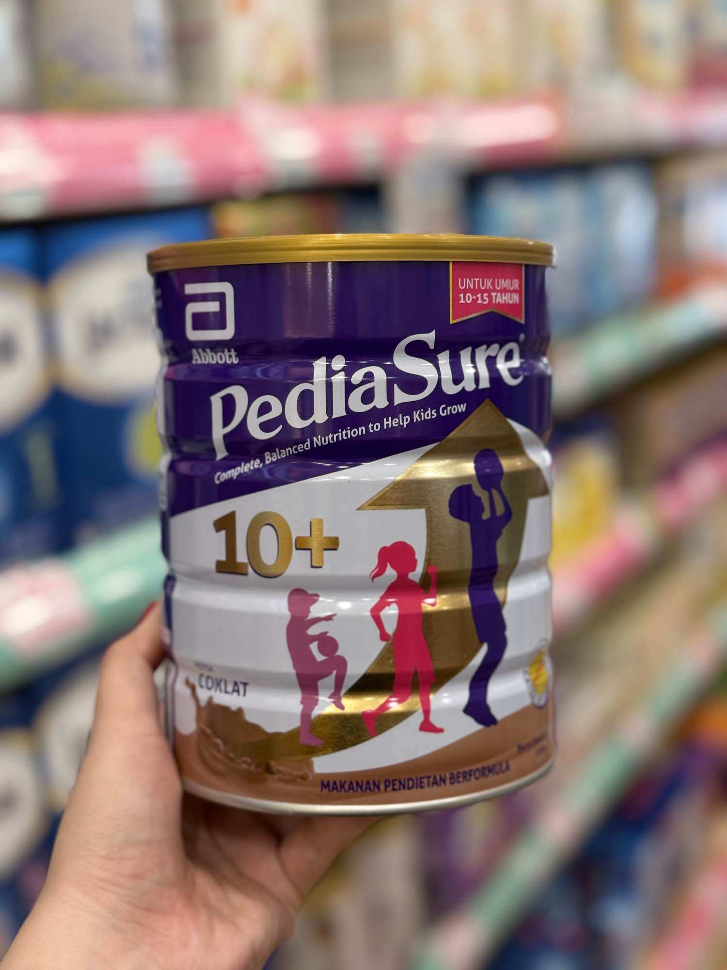 pediasure อาหารสูตรครบถ้วนสำหรับเด็ก พีเดียชัวร์ คอมพลีท อาหารสูตรครบถ้วนสำหรับเด็กที่รับประทานอาหารไม่ปกติ หรือเบื่ออาหาร กลิ่นช็อกโกแลตเป็นอาหารใช้สำหรับ ดื่มที่ชงละลายง่ายรสชาติดี ให้สารอาหาร ครบถ้วน ทั้งโปรตีน คาร์โบไฮเดรต ไขมัน วิตามินและแร่ธาตุ