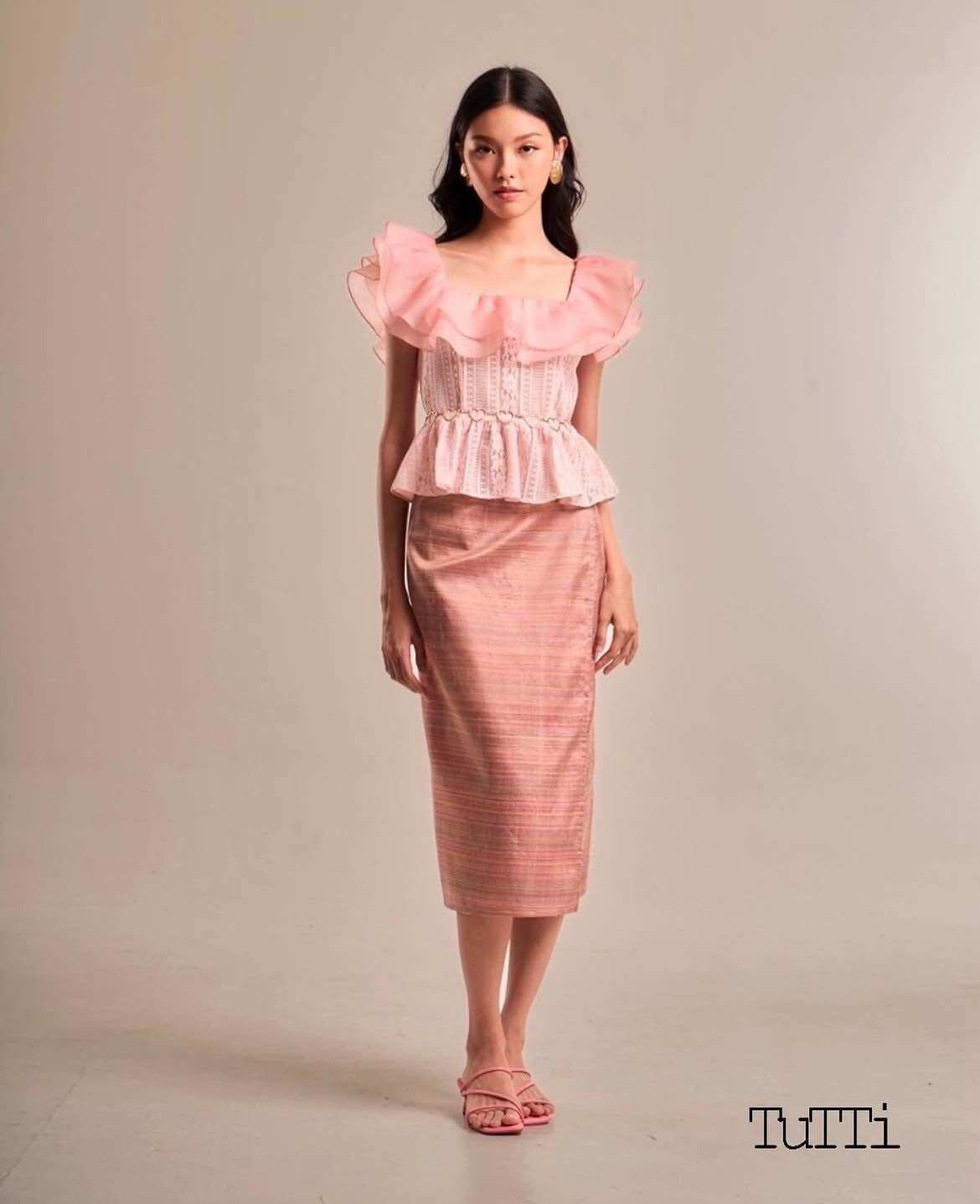 TuTTi Resort 2025 Leila lace top with silk organza trimming เสื้อแขนกุด ทำจากผ้าลูกไม้คอตต้อน สีชมพู คอกว้าง ดีเทลช่วงอก ทำจากผ้าไหมแก้ว จับทำเป็นระบายคลุมลงมาถึงช่วงไหล่ เสื้อผ้าแฟชั่นสตรี TuTTi Truly Thai ราคา 3,890 บาท*ส่งฟรี