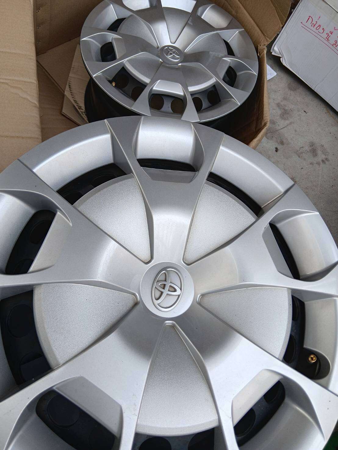 New Model Toyota Commuter Van Alloy Wheels, Removed from a Red Label Vehicle, Complete Set of Accessories. ราคา 2,200 บาท*ส่งฟรี