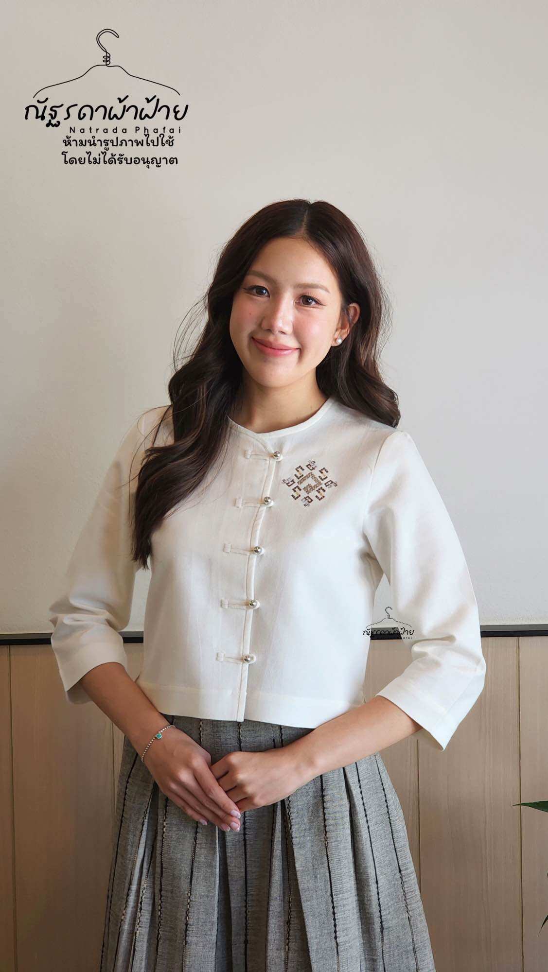Round Neck, 5-Quarter Sleeves, Embroidered with the Vajiravat Pattern, Handwoven Cotton. ราคา 890 บาท*ส่งฟรี
