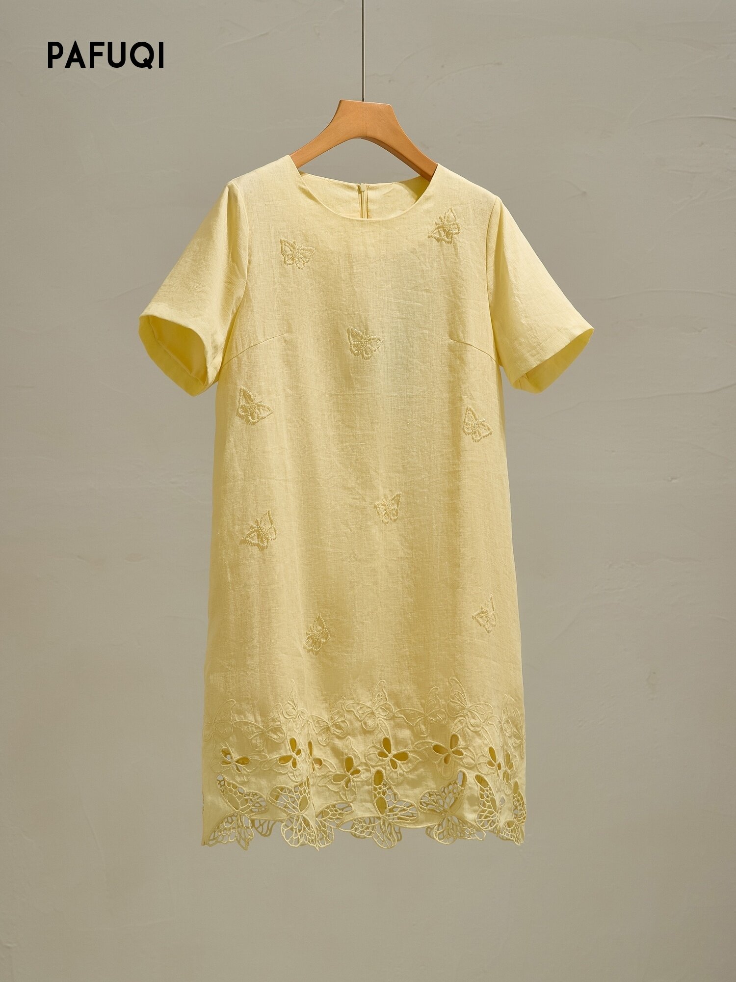 PAFUQI | Chinese Inspired Loose Round Neck Embroidered Linen Dress ราคา 644,247 บาท*ส่งฟรี