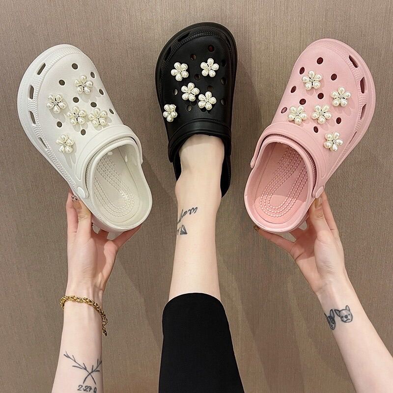 รองเท้าทรงครอส Crocs รองเท้าแตะแบบสวมหัวโต ประดับดอกไม้ไข่มุก มีสายรัดส้นใส่แล้วหรูหรามากจ้า