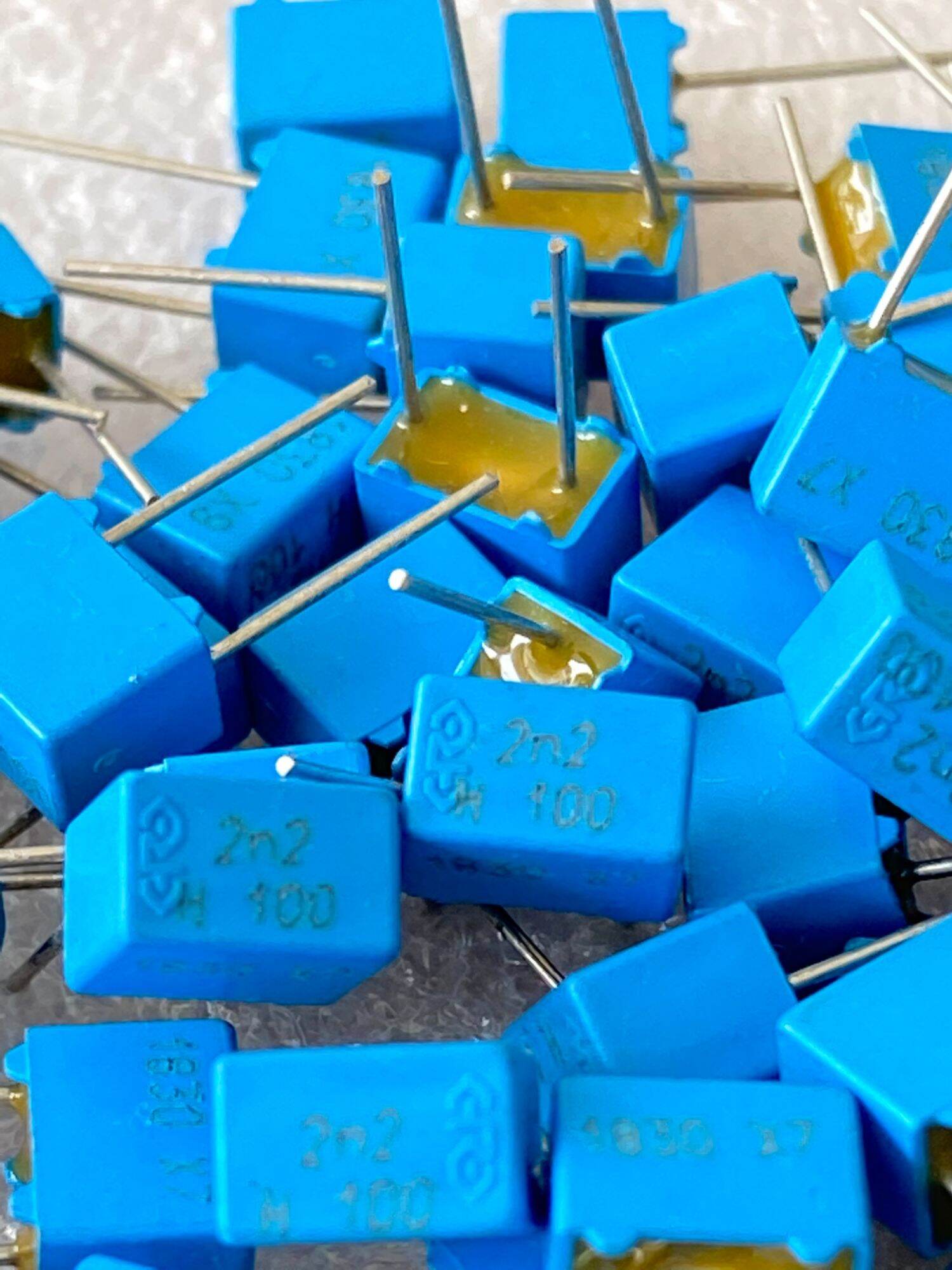 (แพ็ค10ตัว/50ตัว/100ตัว) C 0.0022UF 100V(222=2.2NF)EVOXสีฟ้า ขาห่าง5 ...