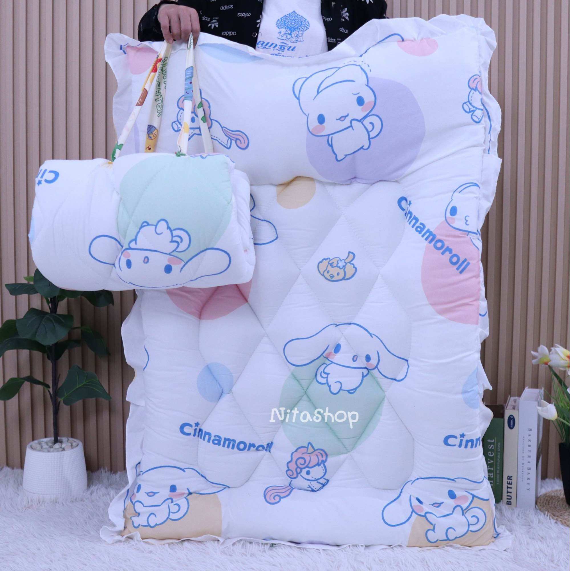 ที่นอนเด็กอนุบาล“รุ่นหนา”ใย2ชั้น หนานุ่มพิเศษ ขนาด85x115cm มีหมอนถอดซักได้ เชือกผูกพกพาง่าย และสะดวก
