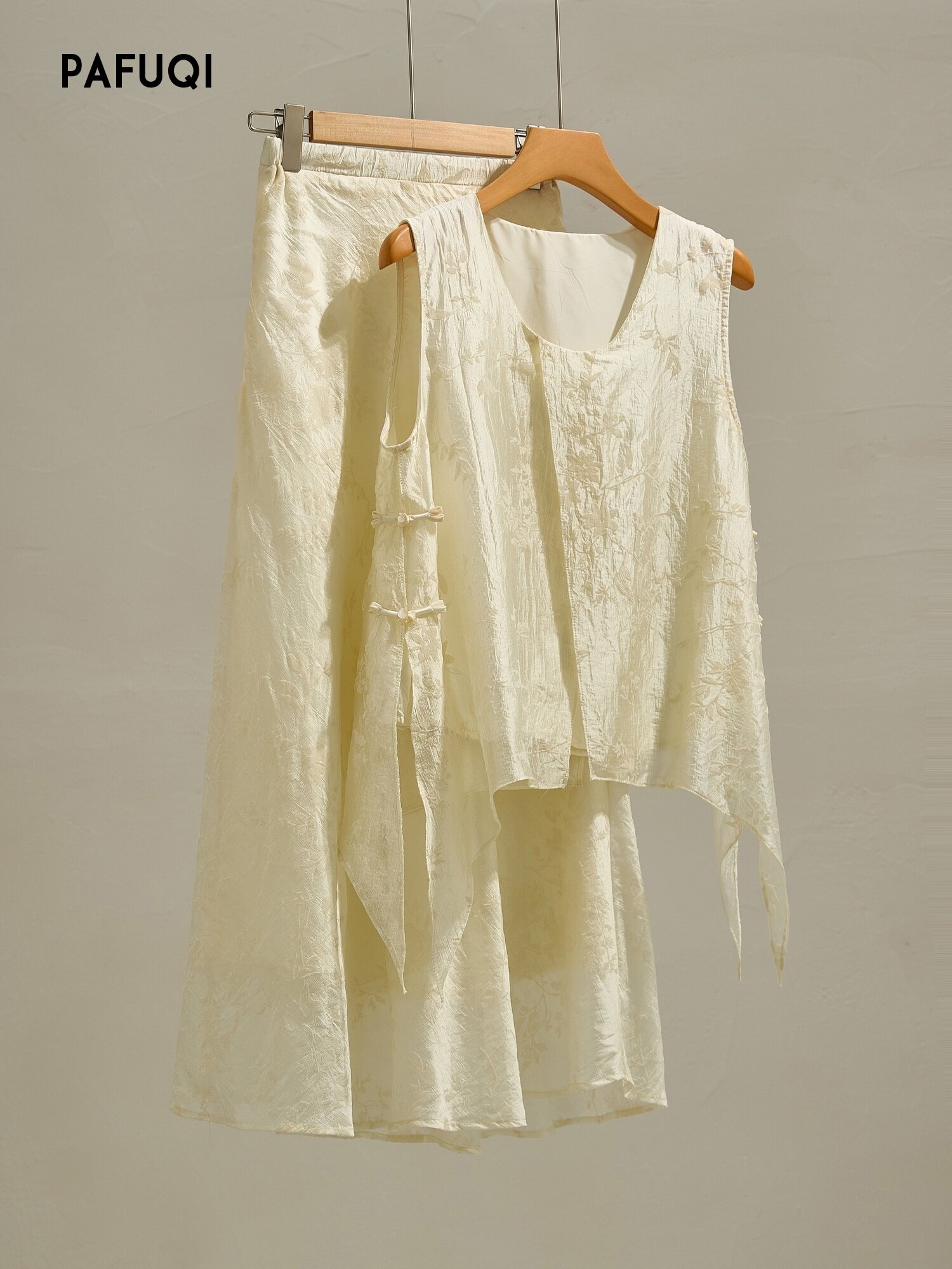 PAFUQI | New Chinese Style Elegance Jacquard Double Layer Sleeveless Top and Skirt Set ราคา 639,222 บาท*ส่งฟรี