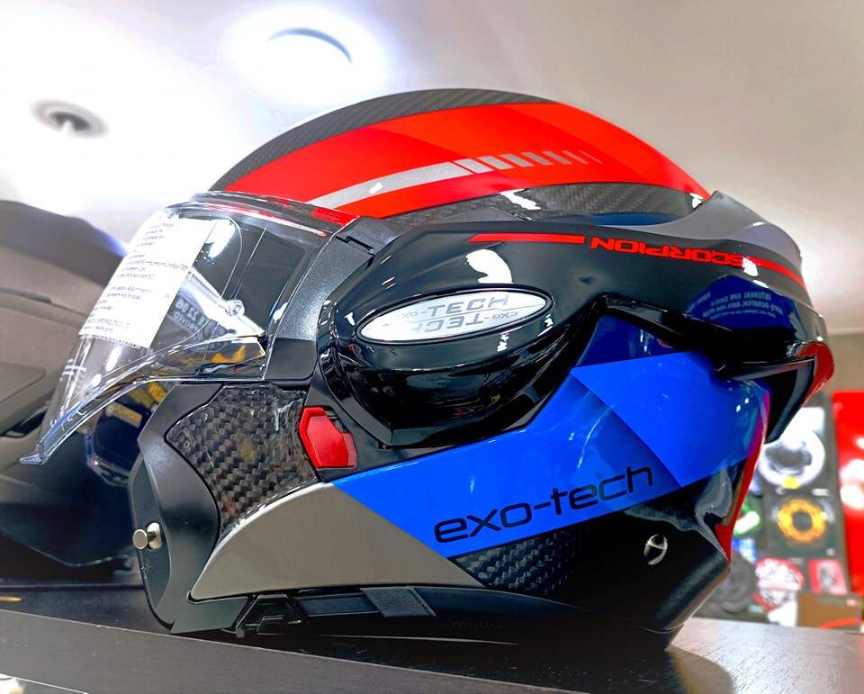 หมวกกันน็อค Scorpion EXO TECH EVO - CARBON GENUS HELMET BLACK BLUE RED  มาพร้อมกับตัวยึด EXO-COM ที่กลมกลืนกับหมวกกันน็อคและการออกแบบของ EXO-COM  ได้อย่างสมบูรณ์แบบ🆓ฟรี ชิวดำ 🆓ฟรี แผ่นกันฝ้า