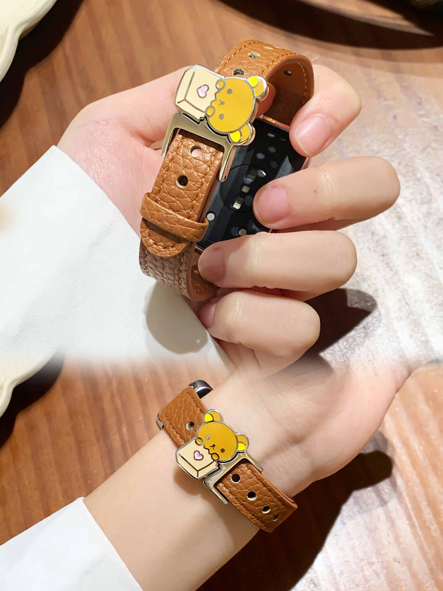 Uhada | Multiple Model Compatible Ladies Leather Wristband ราคา 270 บาท*ส่งฟรี