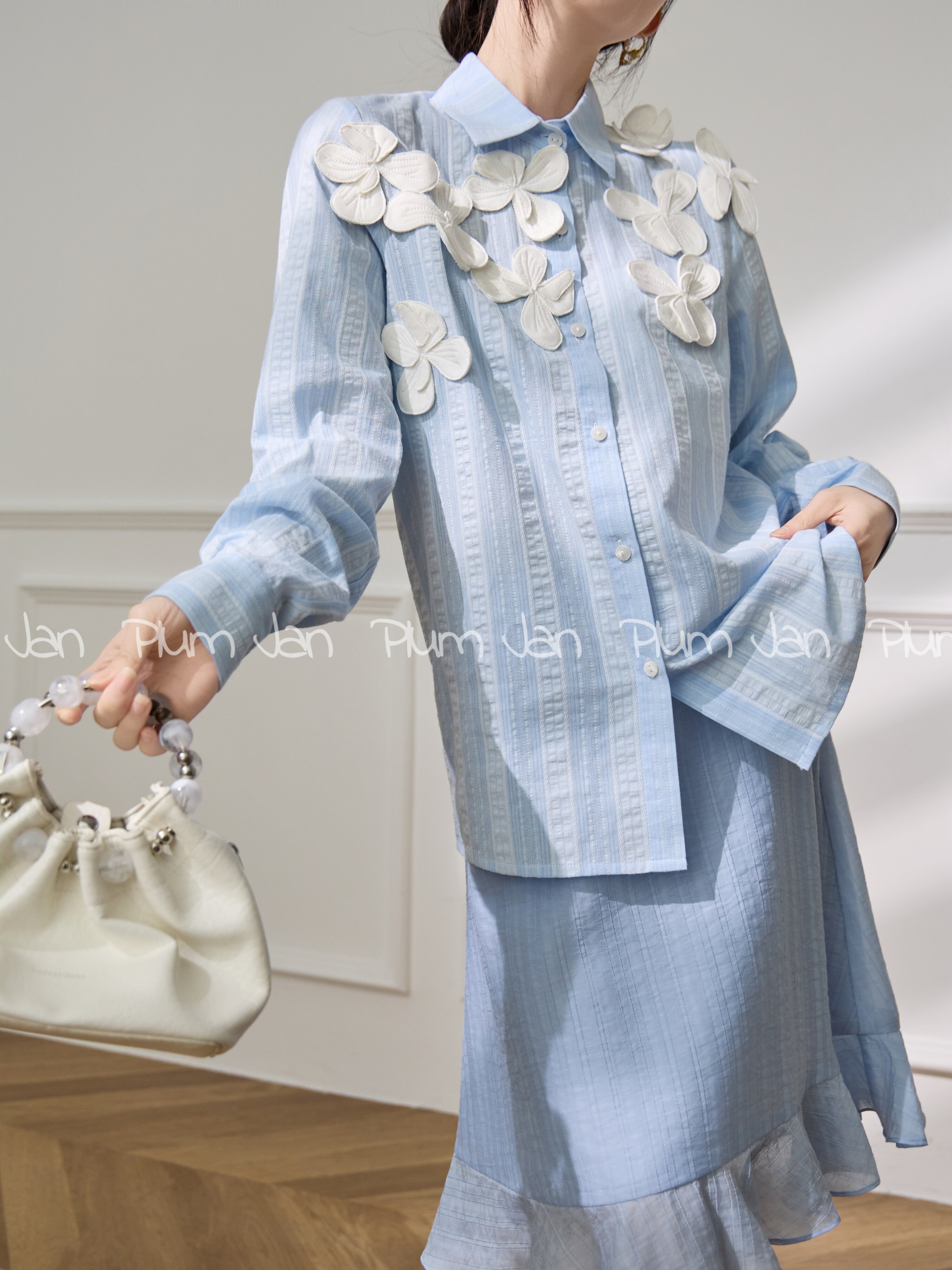 French Elegant Refined Two-Piece Set ราคา  6,447,767 บาท*ส่งฟรี