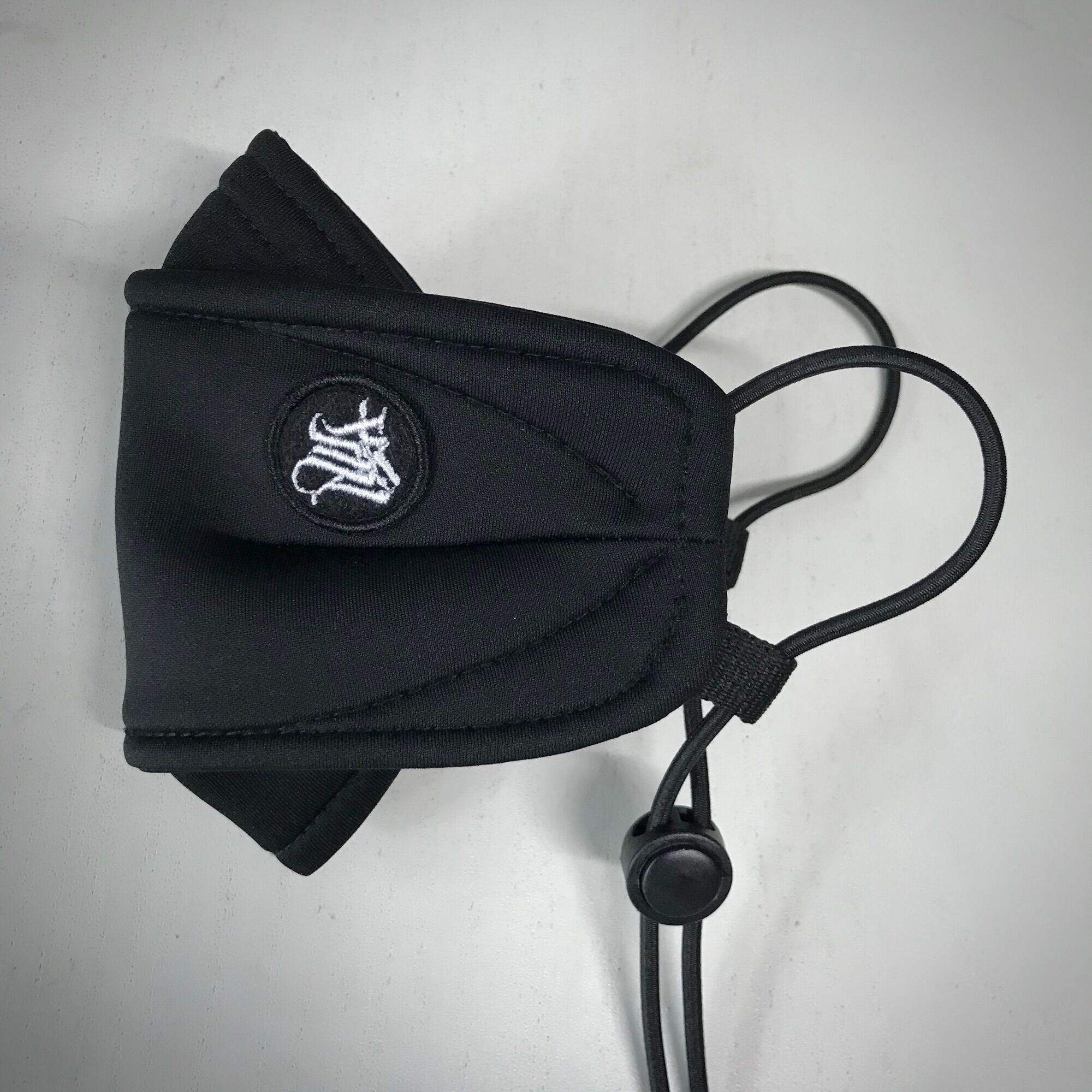 ADHOC / SCF015 / หน้ากากผ้า ผ้านีโอพรีน หนาสองชั้น ปรับกระชับหน้าได้ ลายปัก Calligrffiti แอดฮอค ราคา 590 บาท*ส่งฟรี