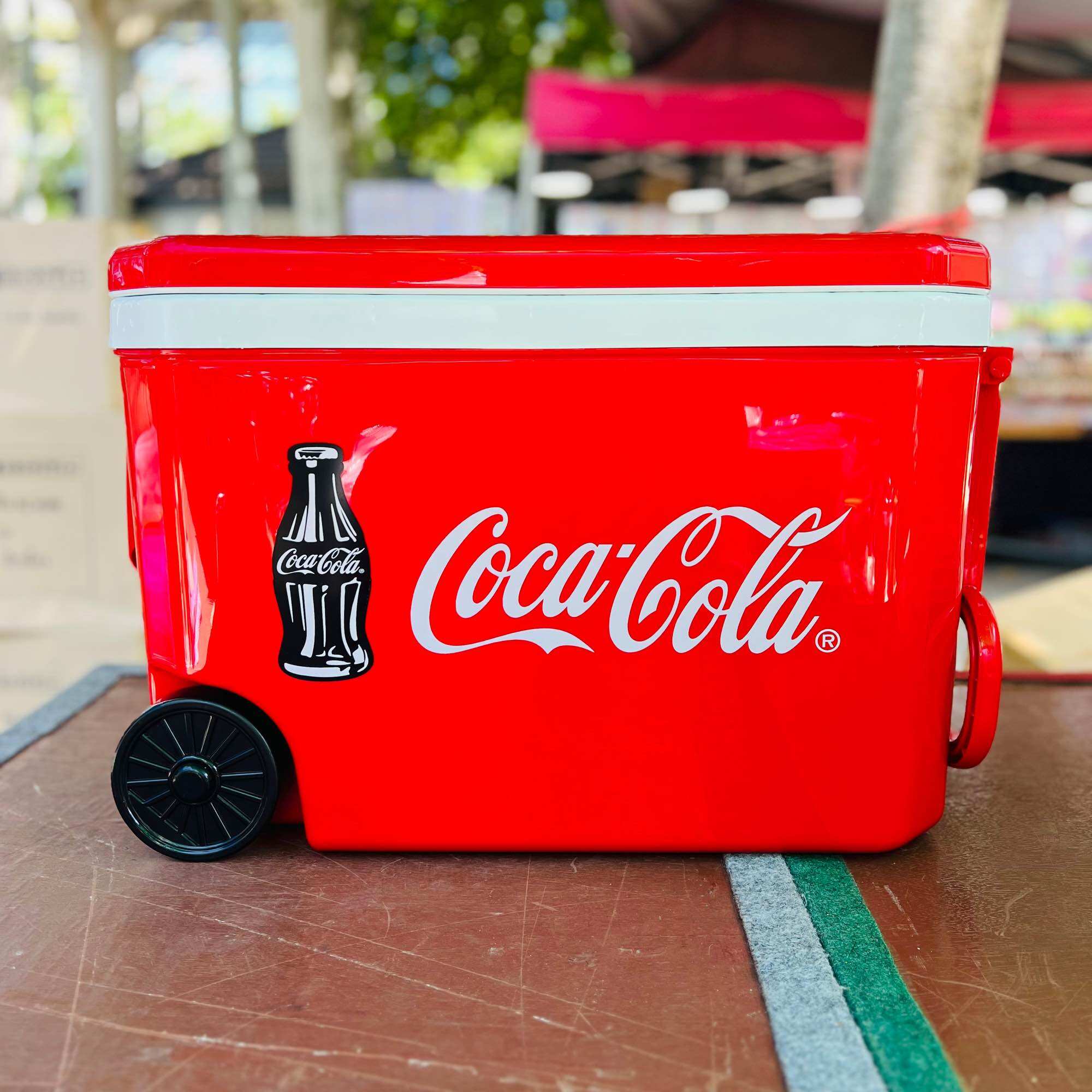 เครื่องครัวและอุปกรณ์บนโต๊ะอาหาร Coca-Cola กระติกโค้กล้อลาก 45 ลิตร กระติก cooler กระติกน้ำแข็ง ราคา 1,250 บาท*ส่งฟรี