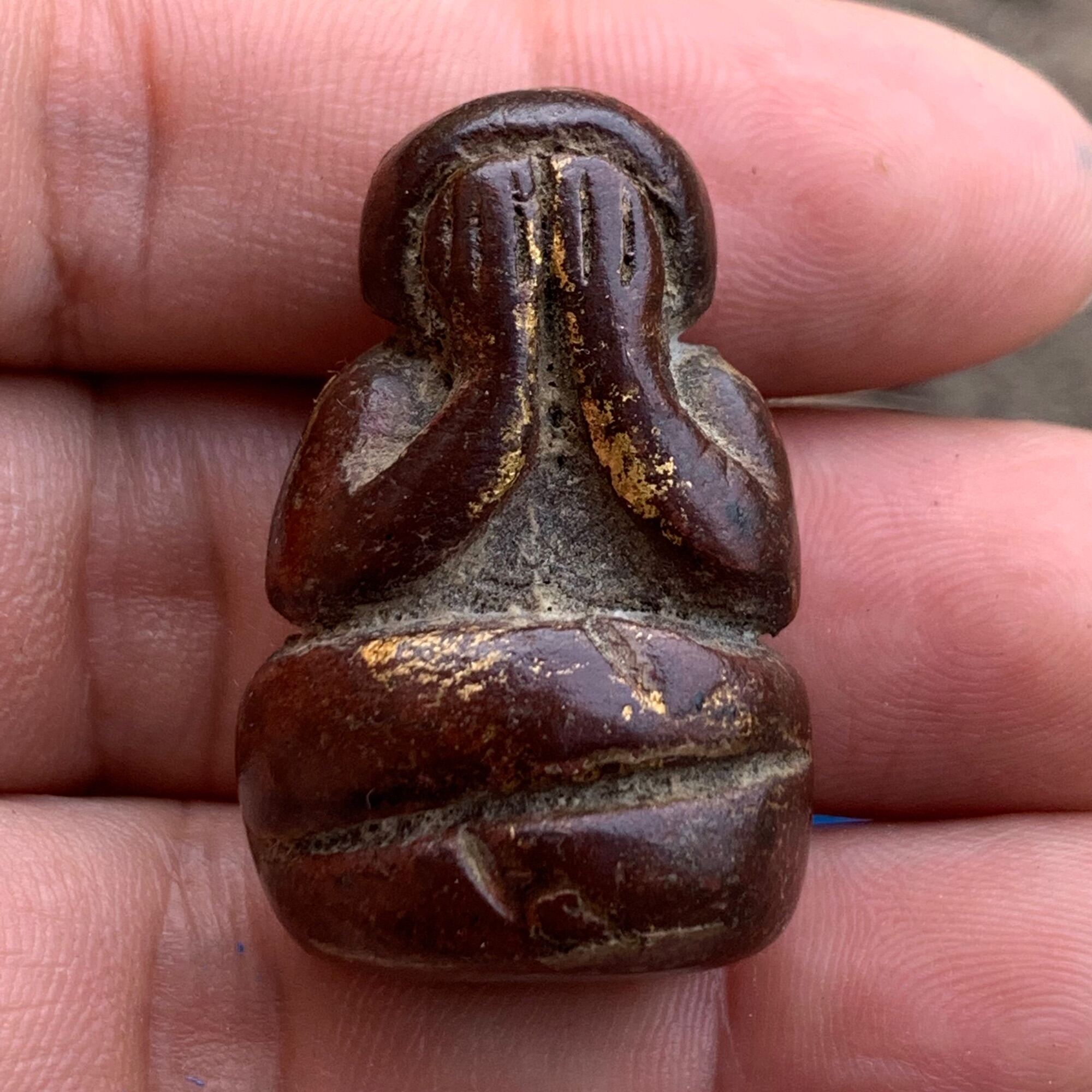 ปิดตาหลวงพ่อเเก้ว วัดเครือวัลย์ เนื้อผงคลุกรัก - พระบ้านยอดนิยม - ThaiPick