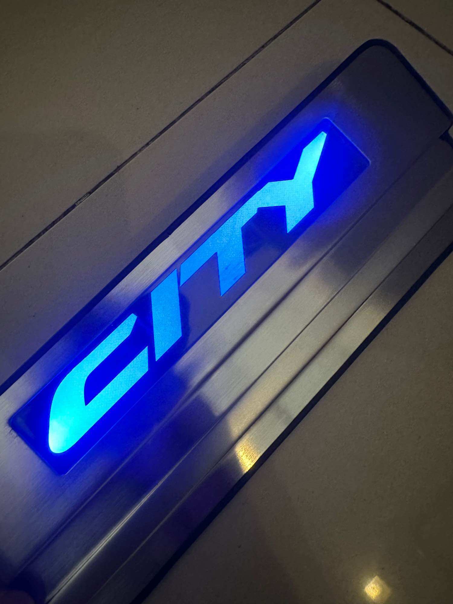 สแตนเลส ครอบบันไดรถยนต์ สำหรับ Honda City 2008 มีไฟ มาพร้อมกาว 2 หน้า ติดตั้งง่าย กันรอยได้ดี ราคา 650 บาท*ส่งฟรี