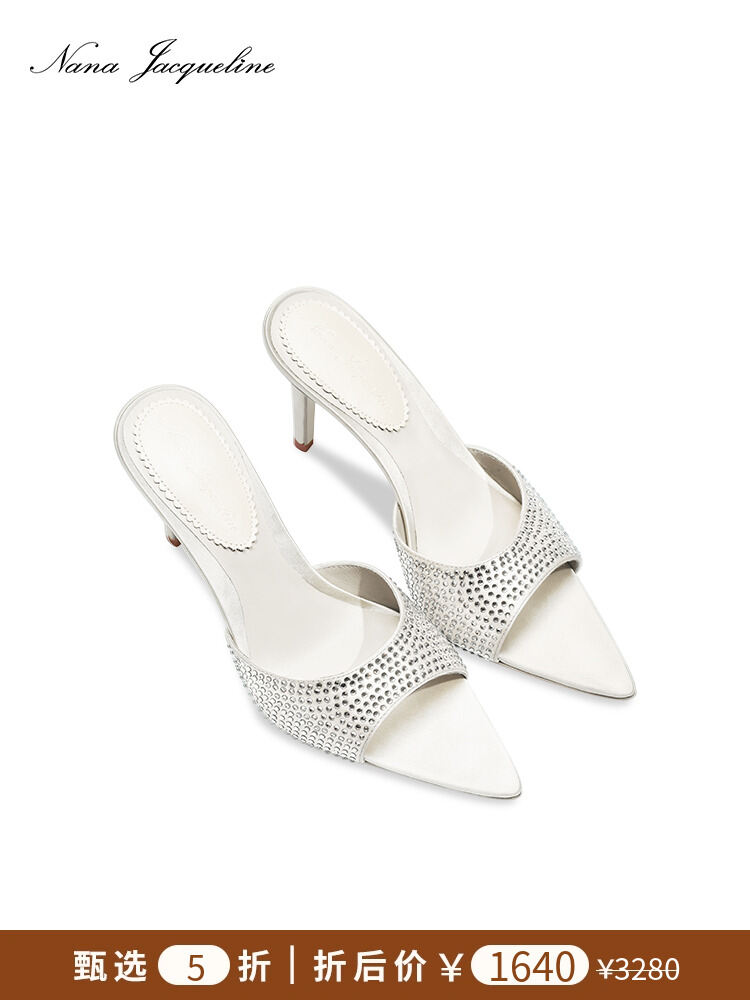 รองเท้าส้นสูงหัวแหลม NanaJacqueline ประดับคริสตัล Swarovski ทรงหัวแหลม ส้นสูงพิเศษ 5.5 ลดราคา รองเท้าส้นสูงแบบสวมหัวแหลม ราคา  28,243 บาท*ส่งฟรี