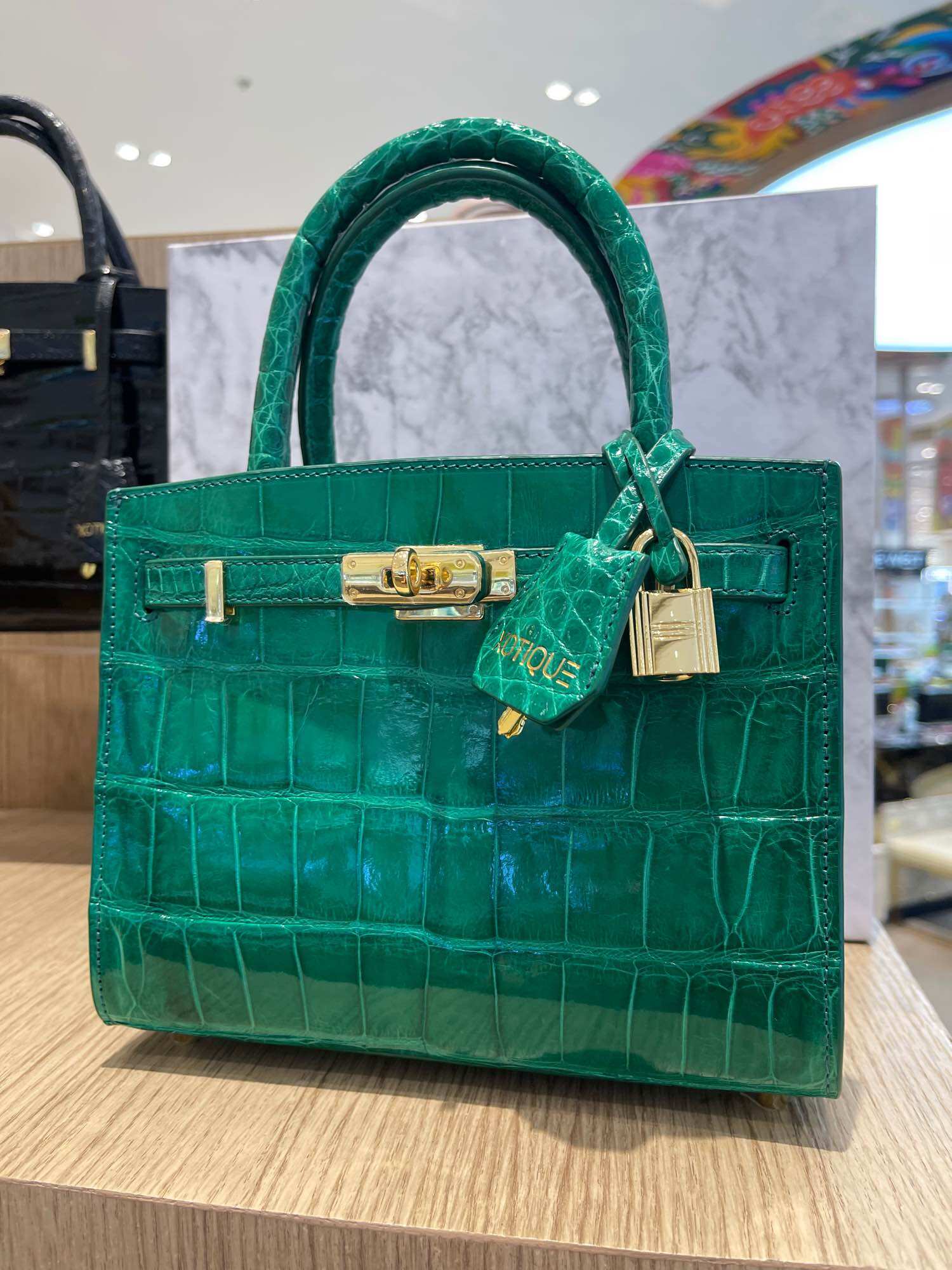 XOTIQUE Claire Crocodile Green Bag ราคา 39,000 บาท*ส่งฟรี