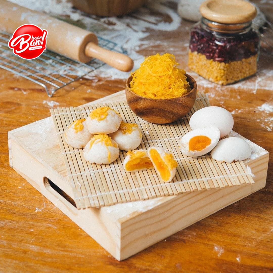 ขนมเปี๊ยะไส้ฝอยทองคุณป้าไข่เค็ม BaanBan - Foods from home   แป้งบาง ไส้แน่น  หอมกรุ่นจากเตาทุกวัน(ขนมเปี๊ยะลาวา)