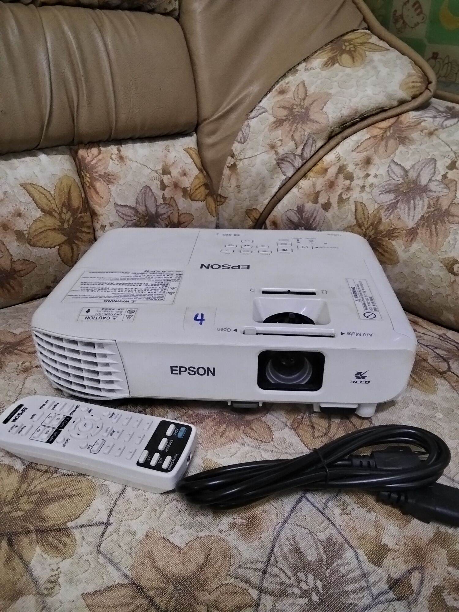 Epson Ebx 05/3 Projector, 2,200 Lumens of Strong Light, Can Be Used Normally with the Long Bulb On, Provides Comfortable Light Against the Glare, Comes with a Remote Control, Power Cord, and Built-In HDMI Port. ราคา 4,650 บาท*ส่งฟรี