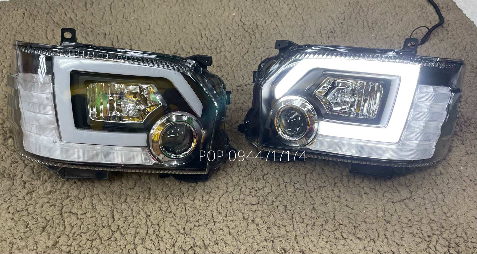 ไฟหน้า ไฟหน้าแต่งโปรเจคเตอร์รถตู้ โตโยต้า TOYOTA HIACE COMMUTER 2014 2015 2016 2017 2018 โคมดำ มีเดย์ไลท์ และไฟเลี้ยววิ่ง ราคา 11,590 บาท*ส่งฟรี