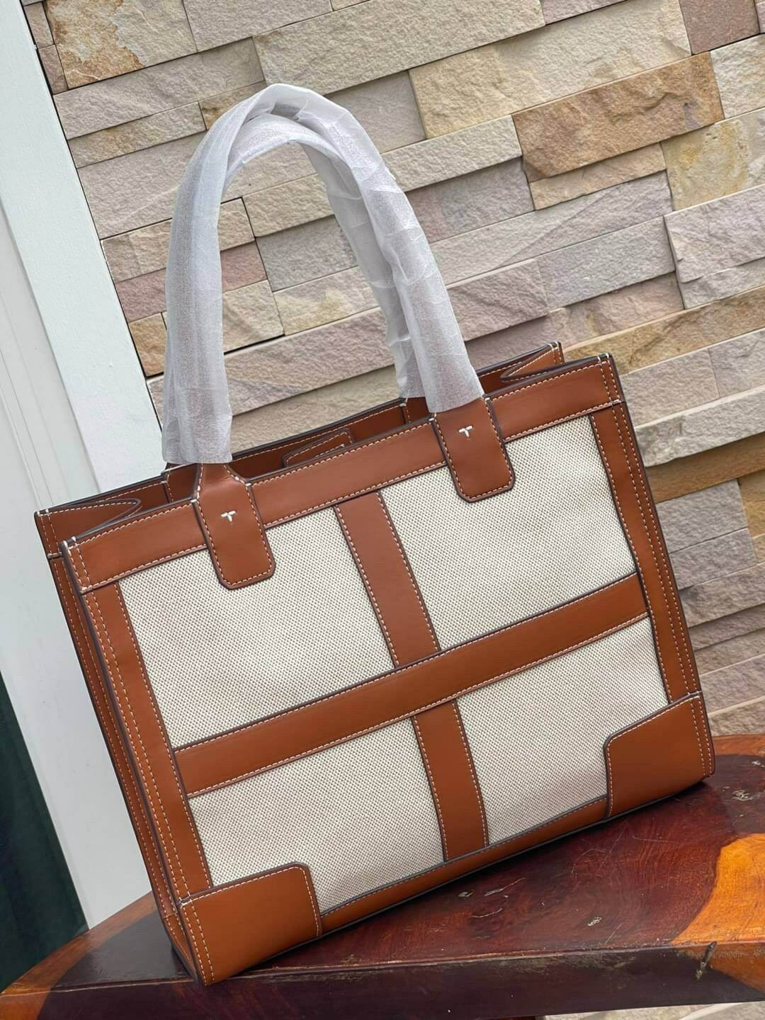 กระเป๋าสะพายไหล่ ทอรี่ เบิร์ซ ella canvas quadrant tote size small งาน ...