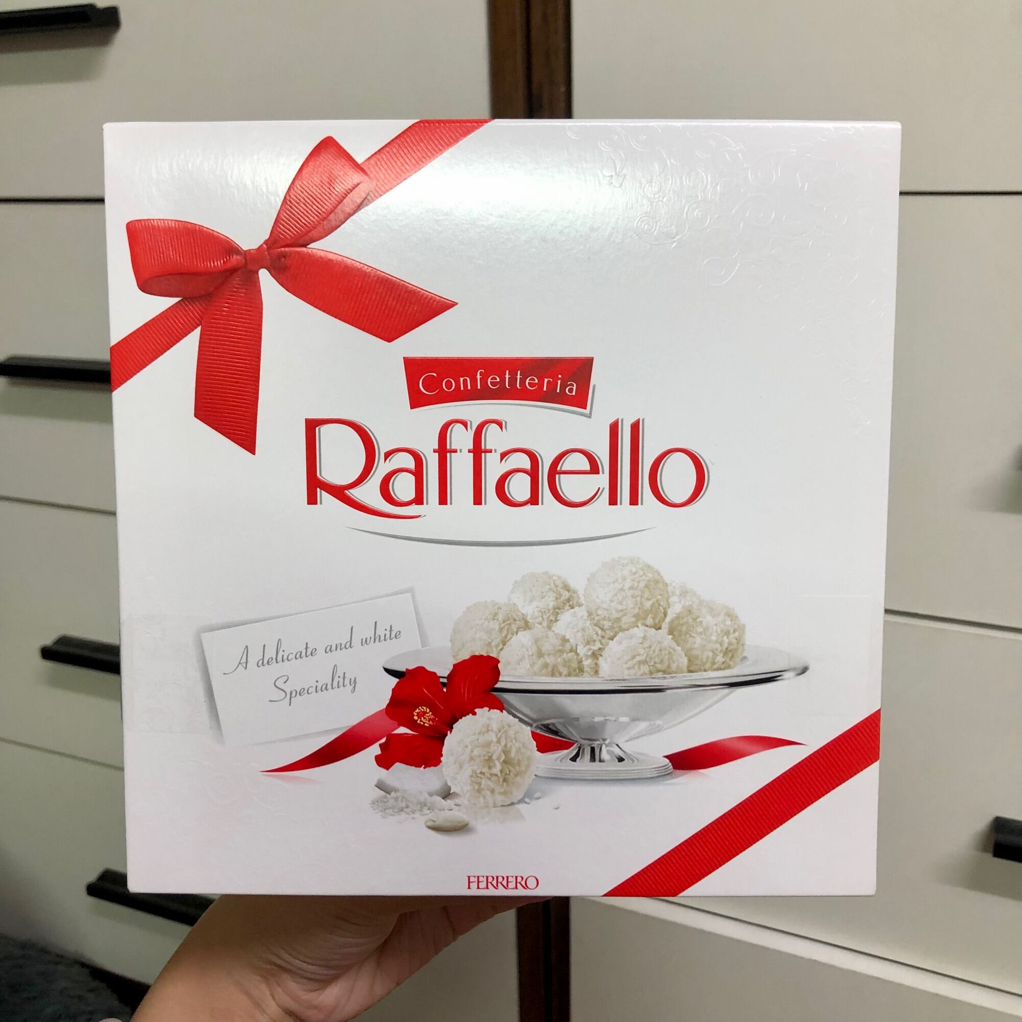 Ferrero Raffaello เฟอเรโร่ราฟาเอลโล่ ช็อกโกแลตมะพร้าวเคลือบอัลมอนด์ ...