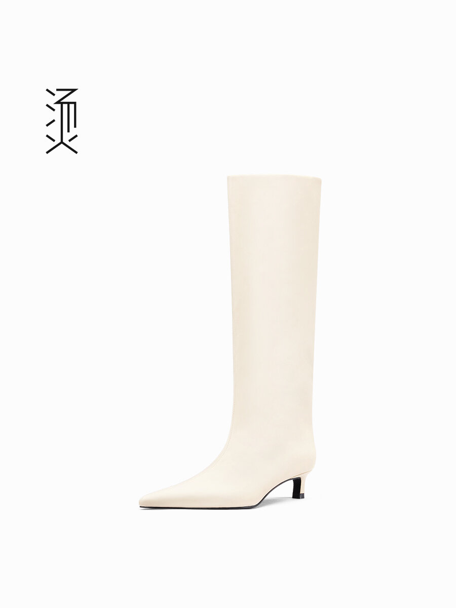 FEEEEVER | Skinny-Fit White Leather Pointed Toe Winter Boots Low Heel Fashion Over-the-Knee Boots ราคา 9,426 บาท*ส่งฟรี