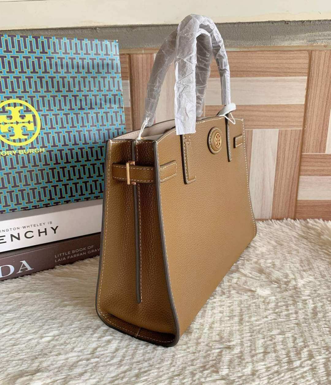 Tory burch Small Robinson Satchel Handbags 143194 Size : H8.5 x L11.1 x  D3.9 ราคา 11,990.- 📦พร้อมส่ง