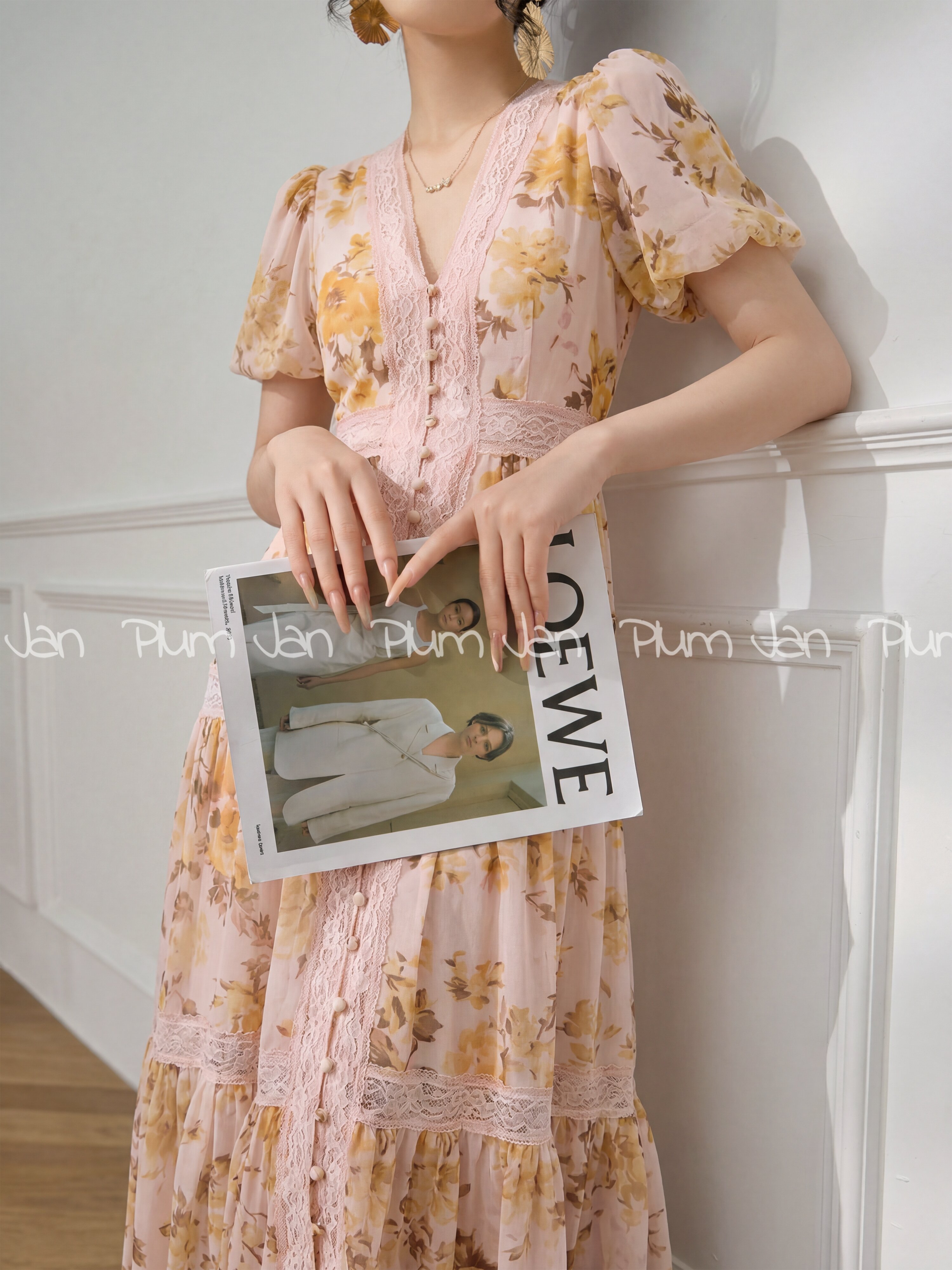 PlumJan | Floral Waist-Cinching Lace-Stitched Dress ราคา 6,397,879 บาท*ส่งฟรี