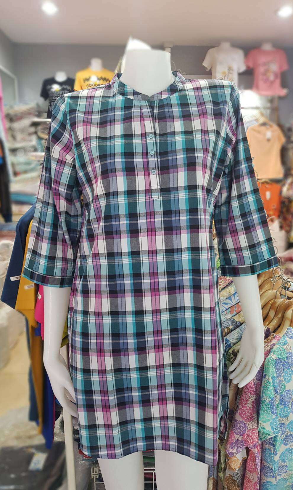 เสื้อแตงโมคอจีนลายสก็อตแขนสามส่วนตัวยาว ทรงหน้าสั้น หลังยาว( ผ้าเชิ้ตไม่ยืด)มาพร้อมกับสีที่สดใส ‼️สินค้ามีจำนวนจำกัด การตัดเย็บละเอียด เนี๊ยบ และสีสวยมากๆๆ ราคา : 750 บาททุกไซส์ M รอบอก 36 นิ้วยาว 37 นิ้ว L ( รอบอก 38 / หน้ายาว 34/ ยาวหลัง 37 นิ้ว) XL ( ราคา 700 บาท*ส่งฟรี