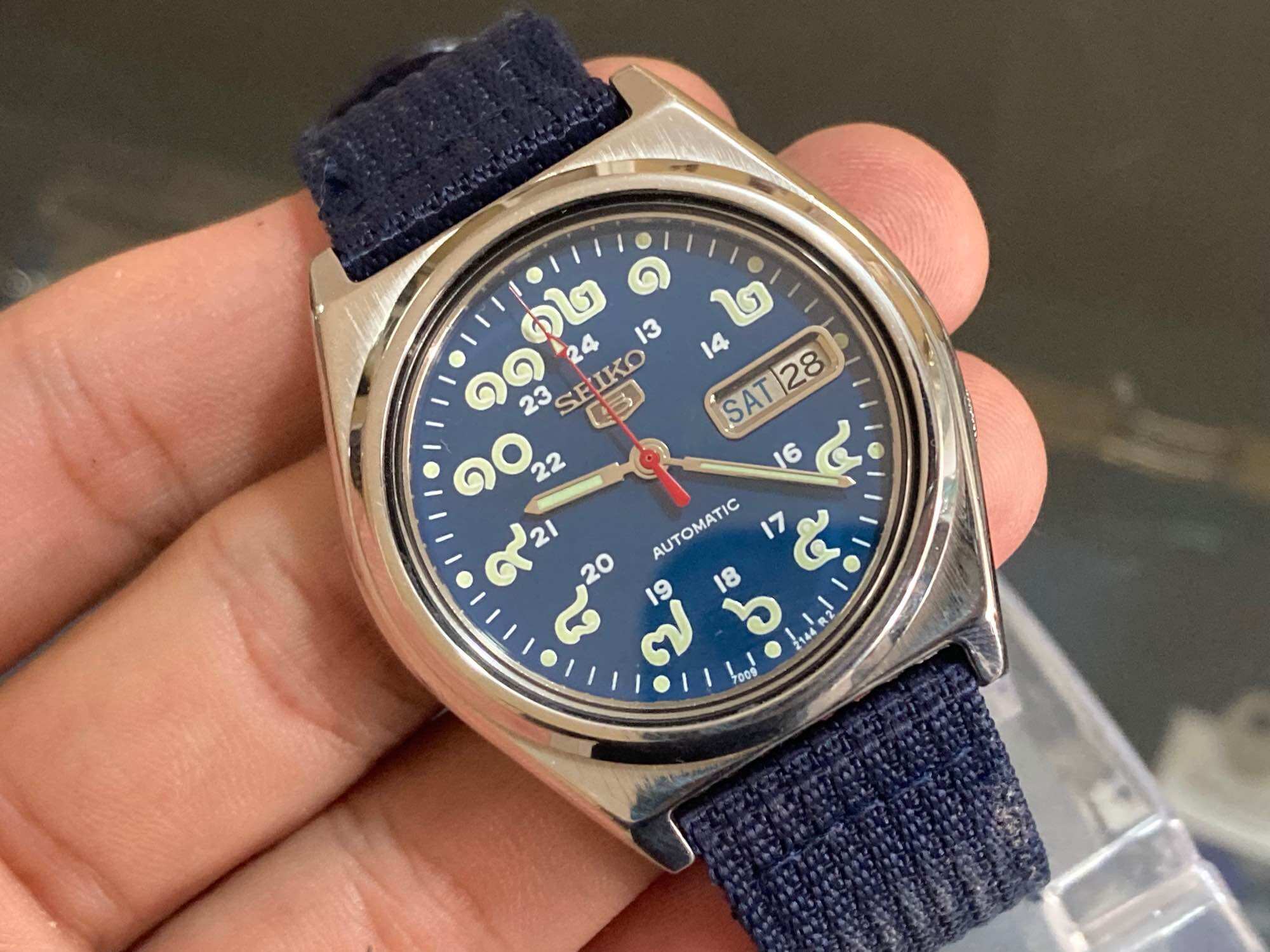 นาฬิกาข้อมือแฟชั่น Seiko Seiko5 หน้าปัดตัวเลขไทยสีน้ำเงิน