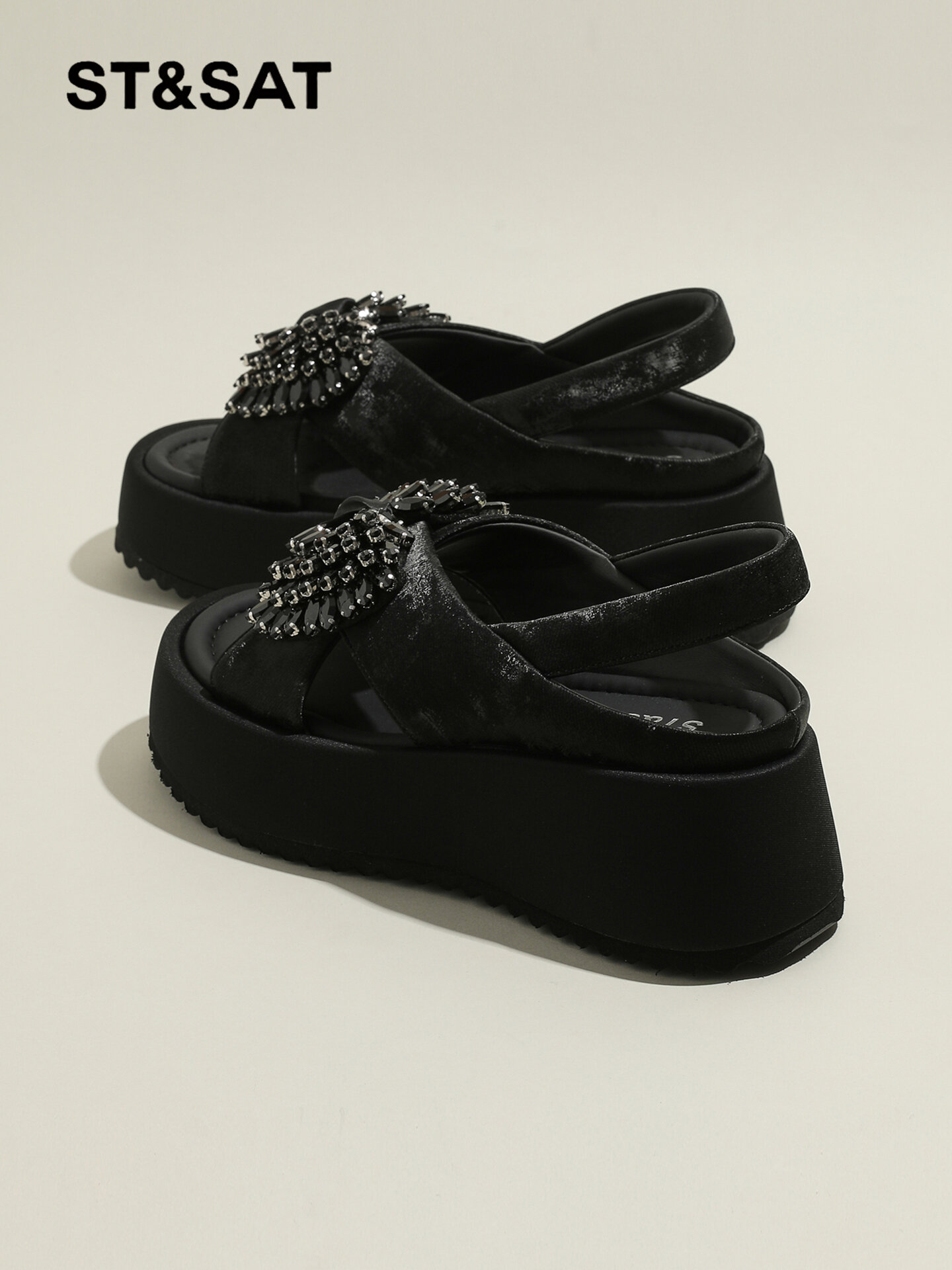 ST&SAT | Fashion Thick Sole Lightweight Casual Beach Slippers ราคา 3,087 บาท*ส่งฟรี