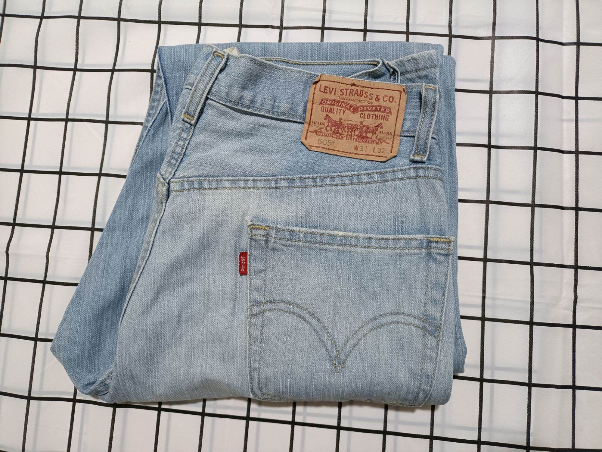 00'S Levi's 505 REGULAR FIT black denim tapered denim pants for men, size w32 / eaa513119