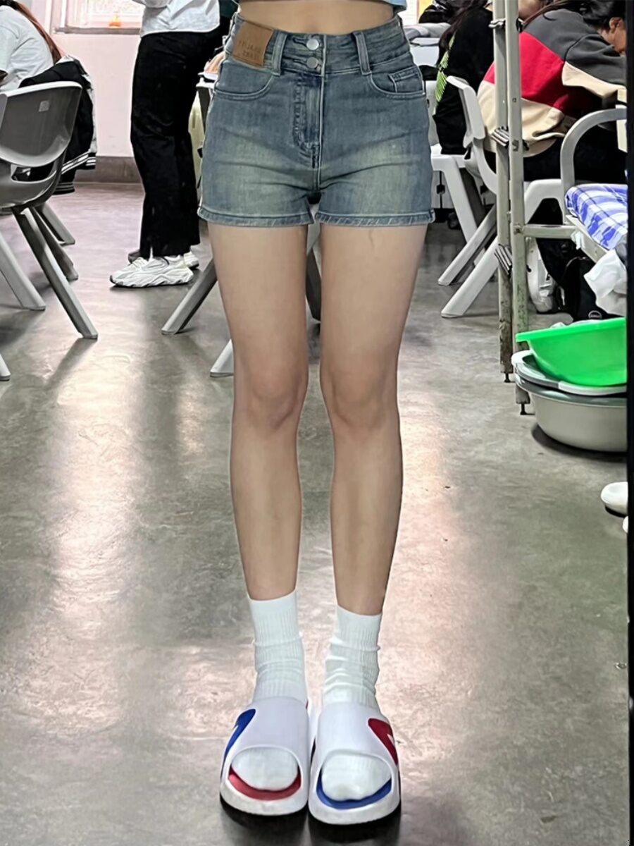 กางเกงขาสั้นยีนส์เอวสูงทรงเข้ารูปสำหรับผู้หญิงไซส์ใหญ่ กางเกงขาสั้นทรงเข้ารูปกระชับสัดส่วนทรงเข้ารูปสำหรับฤดูร้อน ราคา 326 บาท*ส่งฟรี