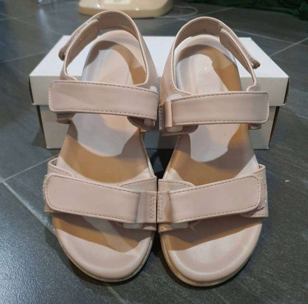 VNCรองเท้าแตะส้นตึกรัดส้นสีครีม หนังpuเกรดเอ นิ่มใส่สบาย มือสองสภาพดีมาก ราคา 490 บาท*ส่งฟรี