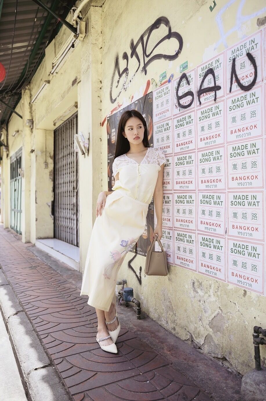 Tutti Basil Silk Lace Top, Women's Short-Sleeved Shirt, Made from Pure Silk and Lace Fabric. ราคา 3,590 บาท*ส่งฟรี