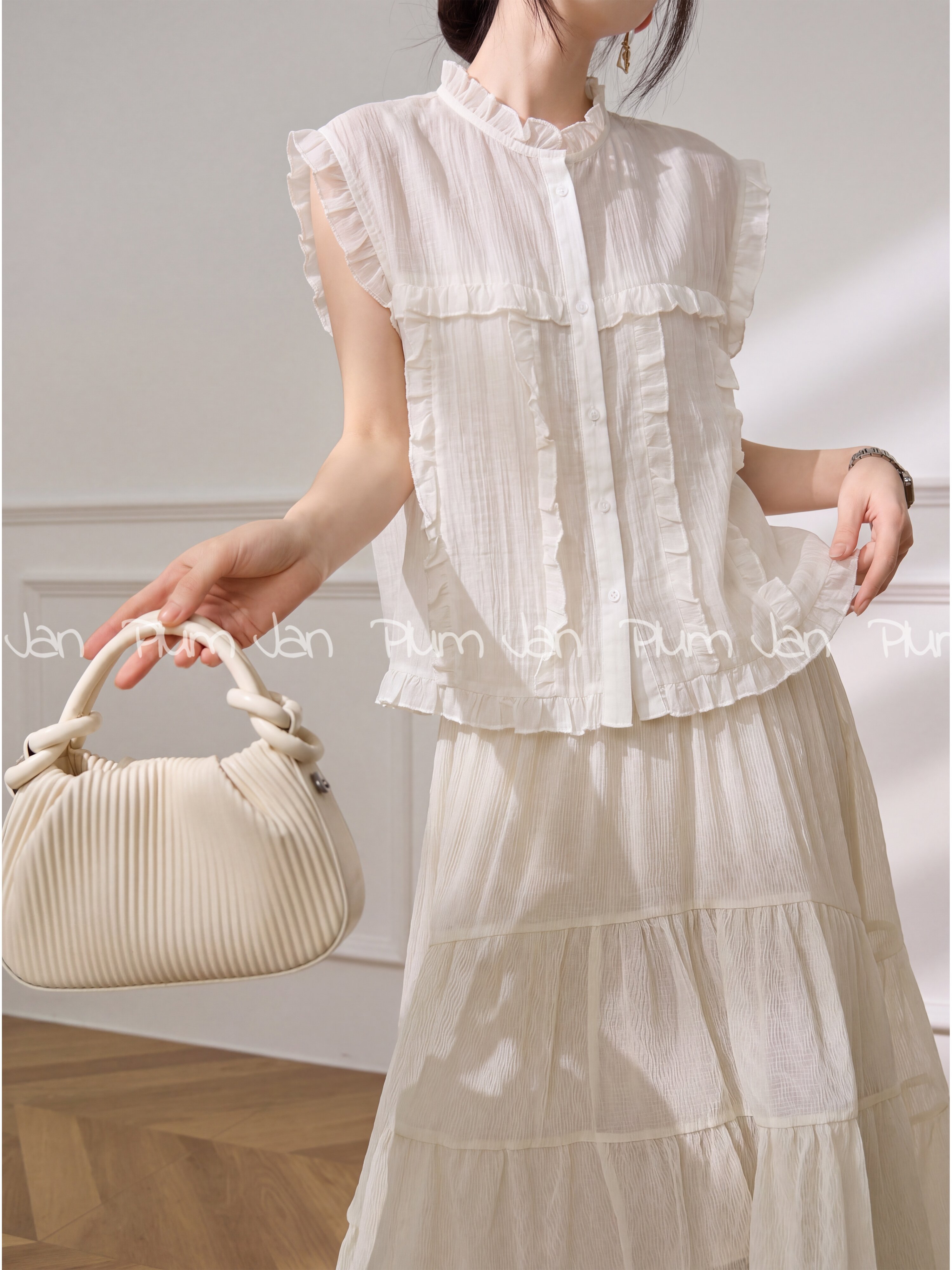 Resort Style Casual White Frill Youthful Outfit ราคา  6,447,767 บาท*ส่งฟรี